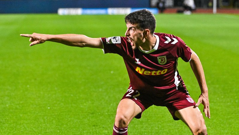 Sebastian Stolze (Regensburg, #22) ist sauer | Bild: picture alliance / nordphoto GmbH | Hafner Sebastian Stolze (Regensburg, #22) ist sauer