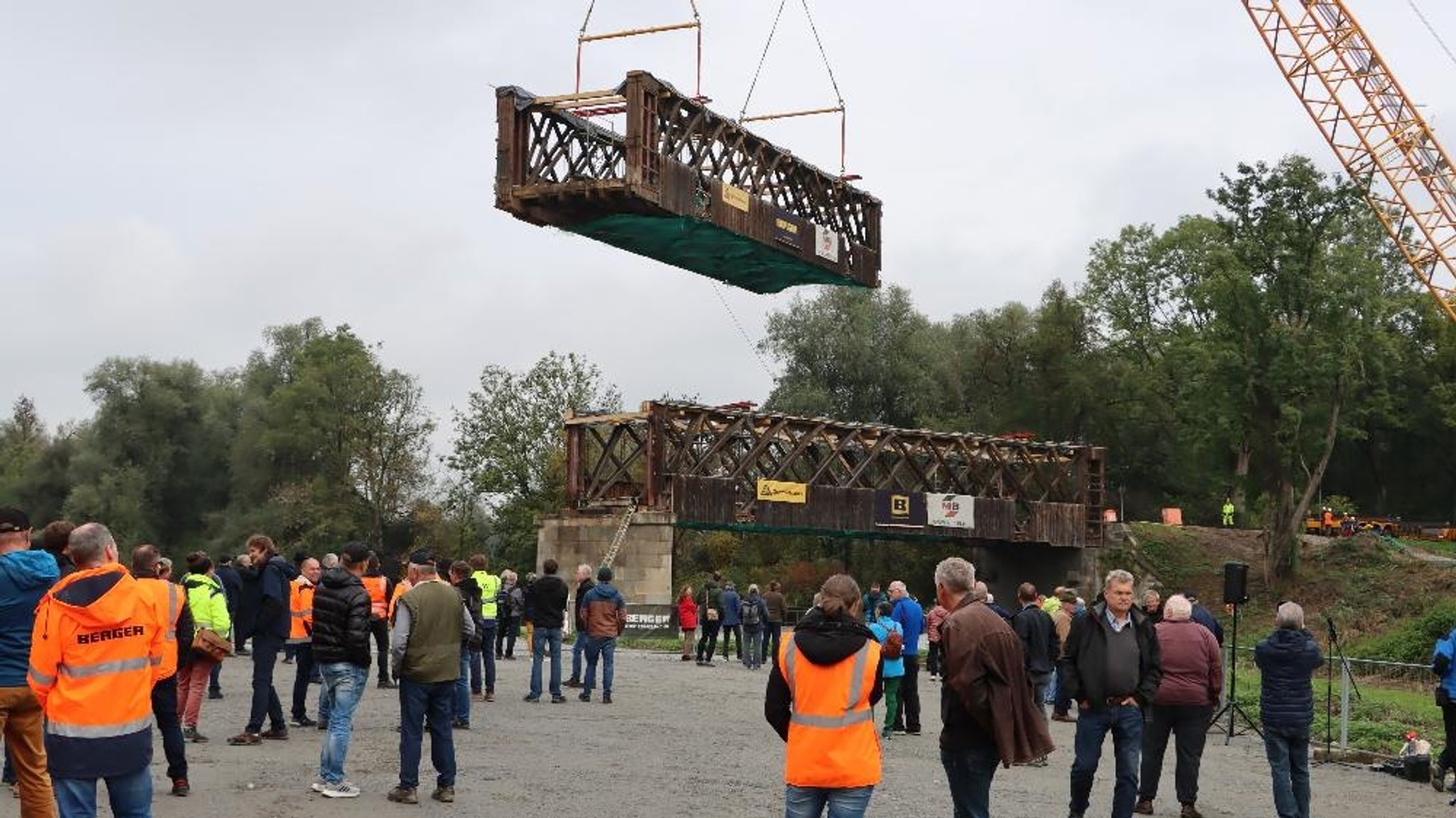 In Mittich im Landkreis Passau wurde die alte Rottbrücke mit einem Kran angehoben und versetzt. Zahlreiche Schaulustige waren mit dabei. | Bild: Markus Bäumler/zema-medien.de In Mittich im Landkreis Passau wurde die alte Rottbrücke mit einem Kran angehoben und versetzt. Zahlreiche Schaulustige waren mit dabei.