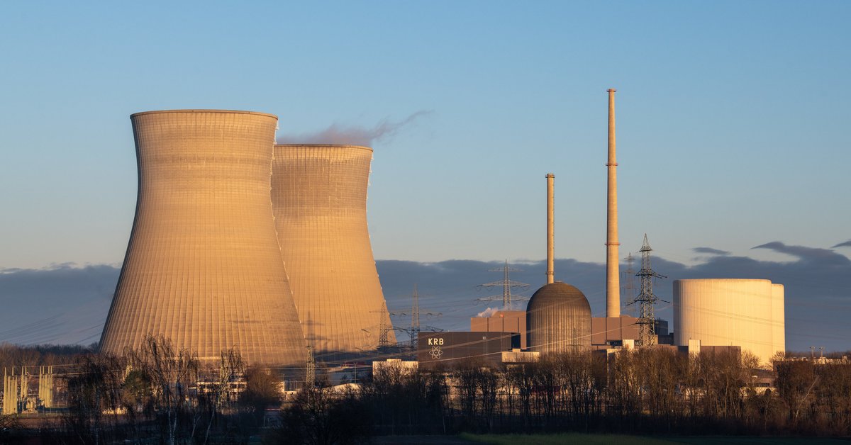 01.01.2022, Bayern, Gundremmingen: Aus den Kühlturm vom Block C des Kernkraftwerks steigt leichter Dampf auf. Das Kernkraftwerk im schwäbischen Gundremmingen hat im Rahmen des Atomausstiegs am Silvesterabend (31.12.2021) seinen Betrieb eingestellt.