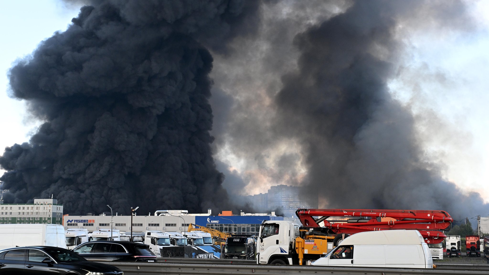 Rauch nach einer Explosion in der russischen Metropole St. Petersburg. | Bild: picture alliance / Anadolu | Stringer Rauch nach einer Explosion in der russischen Metropole St. Petersburg.