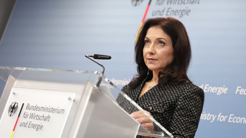 Katherina Reiche, Bundesministerin für Wirtschaft und Energie, CDU, steht an einem Rednerpult. | Bild: picture alliance / SZ Photo | Jens Schicke Katherina Reiche, Bundesministerin für Wirtschaft und Energie, CDU, steht an einem Rednerpult.