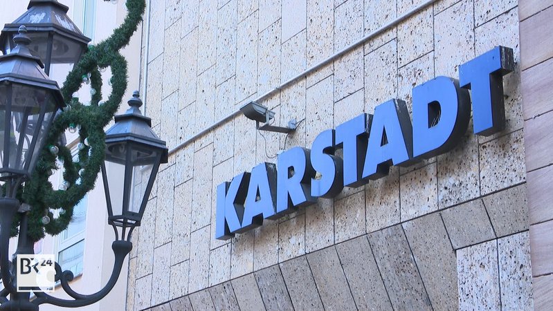 Schriftzug "Karstadt" an einer Fassade | Bild: Bayerischer Rundfunk 2024 Schriftzug "Karstadt" an einer Fassade