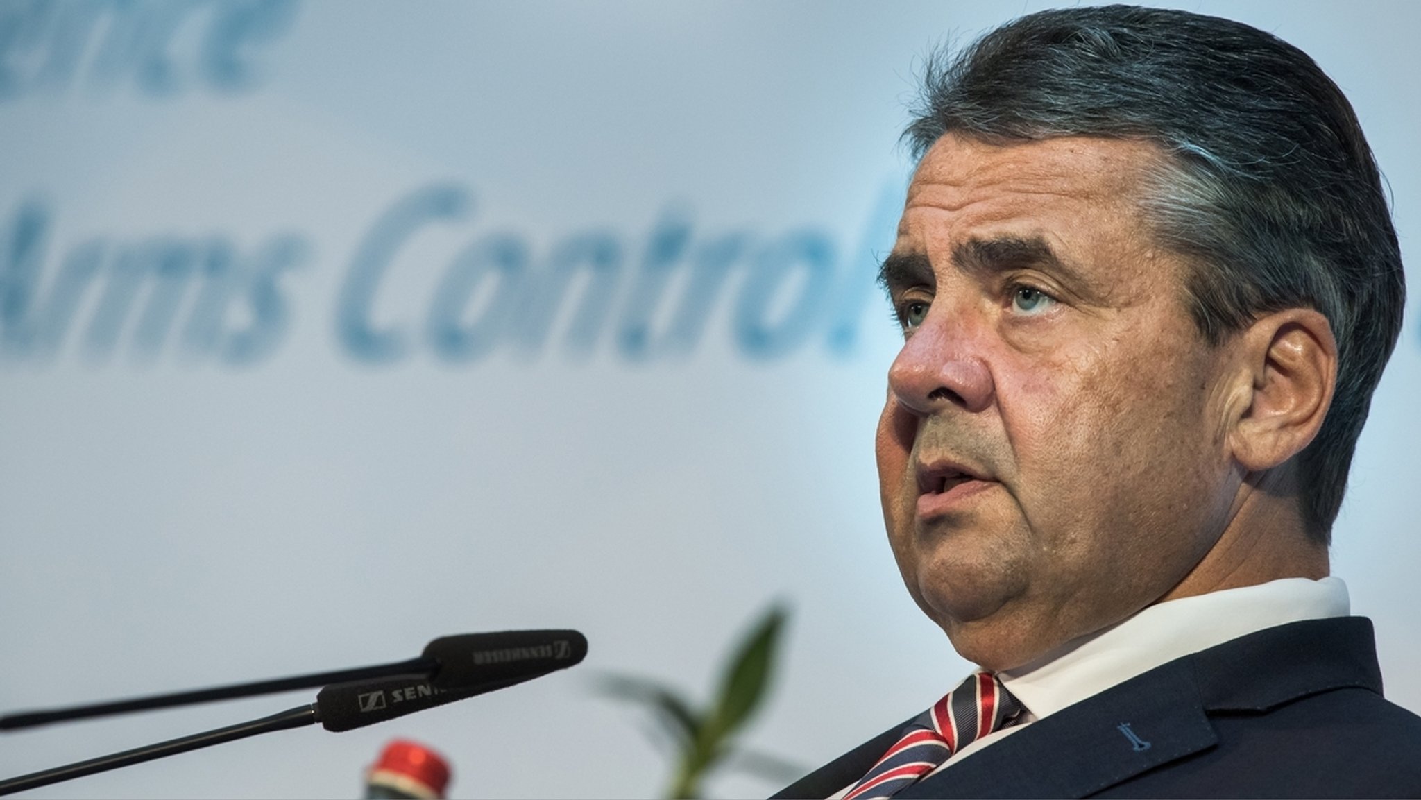 Sigmar Gabriel vor Schriftzug "Arms Control"