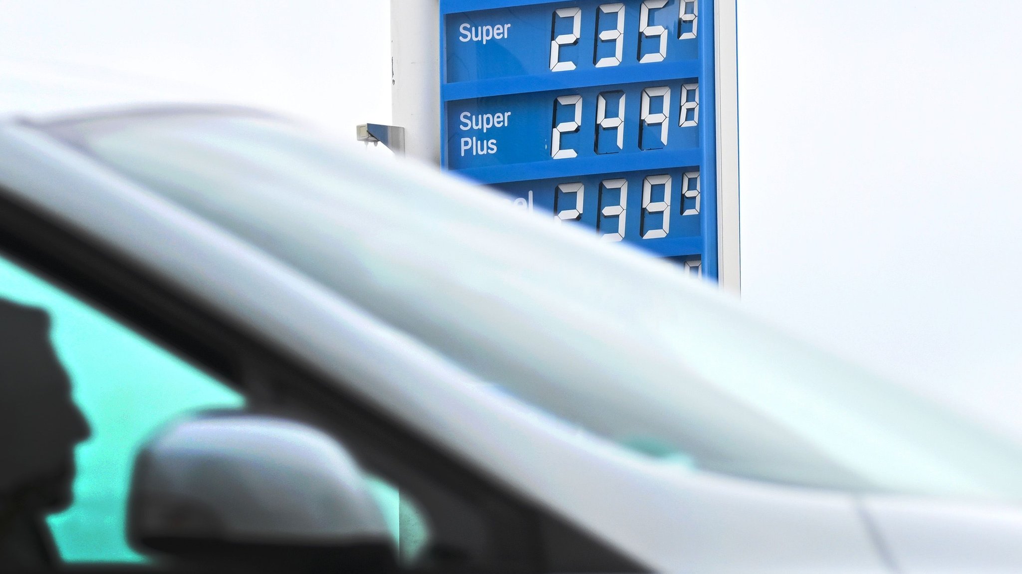 Auf einem Preisschild an einer Tankstelle werden die aktuellen Preise für Kraftstoffe angezeigt.
