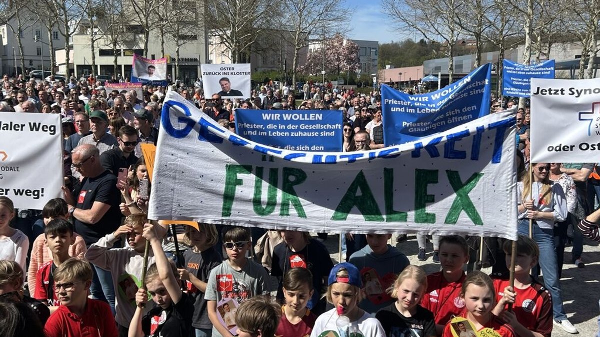 Fall Hauzenberg: Hunderte demonstrieren für abgesetzten Pfarrer