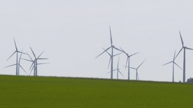 Seit in Bayern vor fünf Jahren die 10H-Regelung in Kraft getreten ist, entstehen viel weniger Windparks als früher. Und so stammen auch nur noch etwas über fünf Prozent des im Freistaat erzeugten Stroms aus der Windenergie. | Bild: Bayerischer Rundfunk Seit in Bayern vor fünf Jahren die 10H-Regelung in Kraft getreten ist, entstehen viel weniger Windparks als früher. Und so stammen auch nur noch etwas über fünf Prozent des im Freistaat erzeugten Stroms aus der Windenergie.