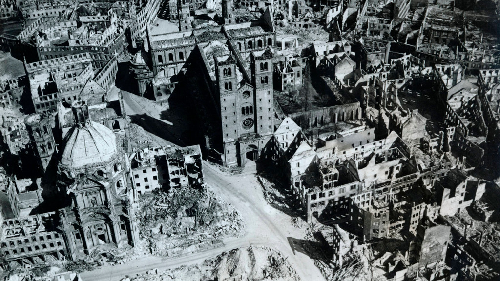 Luftaufnahme der zerstörten Würzburger Innenstadt