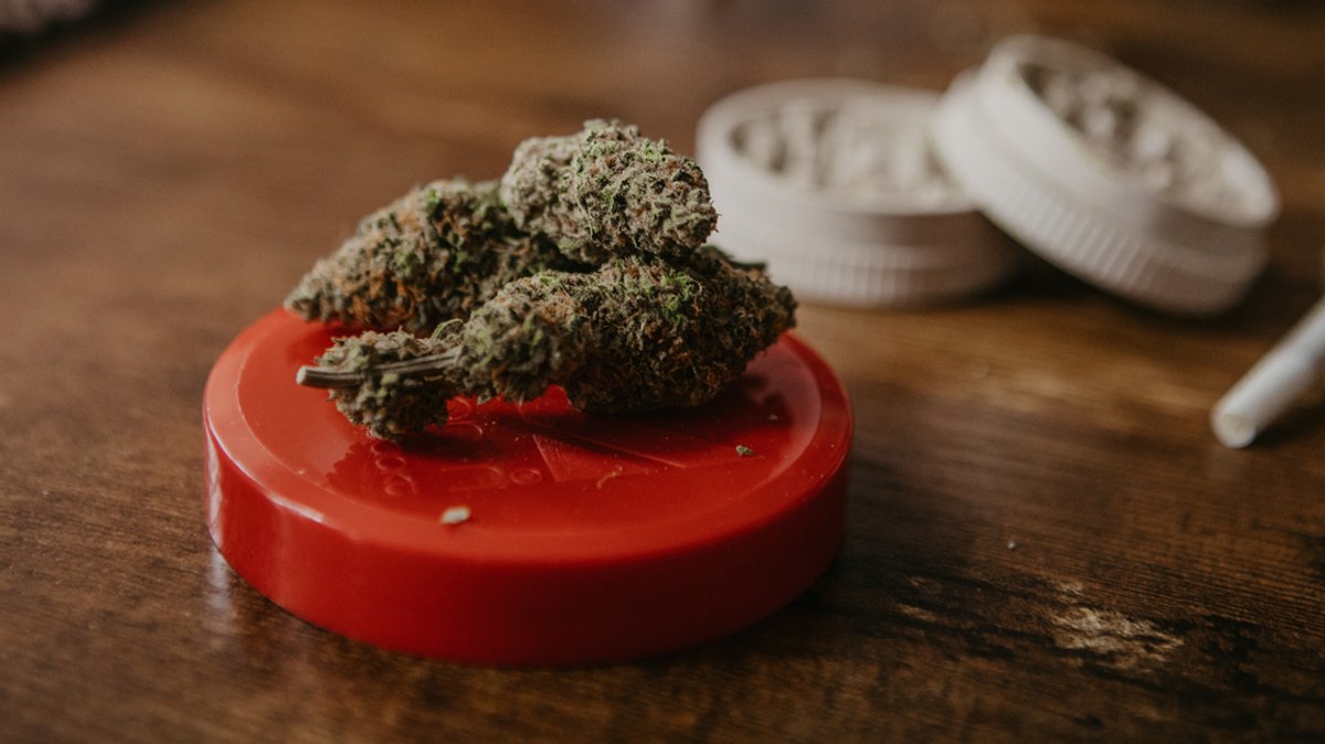 Cannabis liegt auf dem Deckel eines Behälters (Symbolbild)