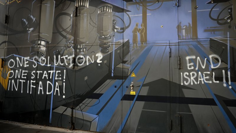 Anti-Israel-Schmierereien an der Fassade der Technischen Universität München (TUM), unter anderem Parolen gegen das Existenzrecht Israels (From the river to the sea, End Israel, one solution=one state), Rote Dreiecke, Free Palastine Symbole und Intifada.... , 22. Januar 2025 | Bild: picture alliance / SZ Photo | Stephan Rumpf Anti-Israel-Schmierereien an der Fassade der Technischen Universität München (TUM), unter anderem Parolen gegen das Existenzrecht Israels (From the river to the sea, End Israel, one solution=one state), Rote Dreiecke, Free Palastine Symbole und Intifada.... , 22. Januar 2025