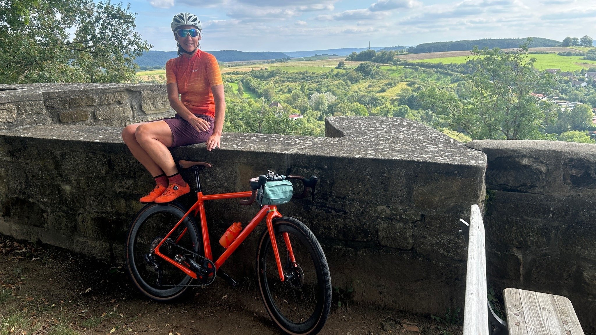 Pause mit dem Gravelbike mit Ausblick auf die Burg von Königsberg in den Haßbergen.