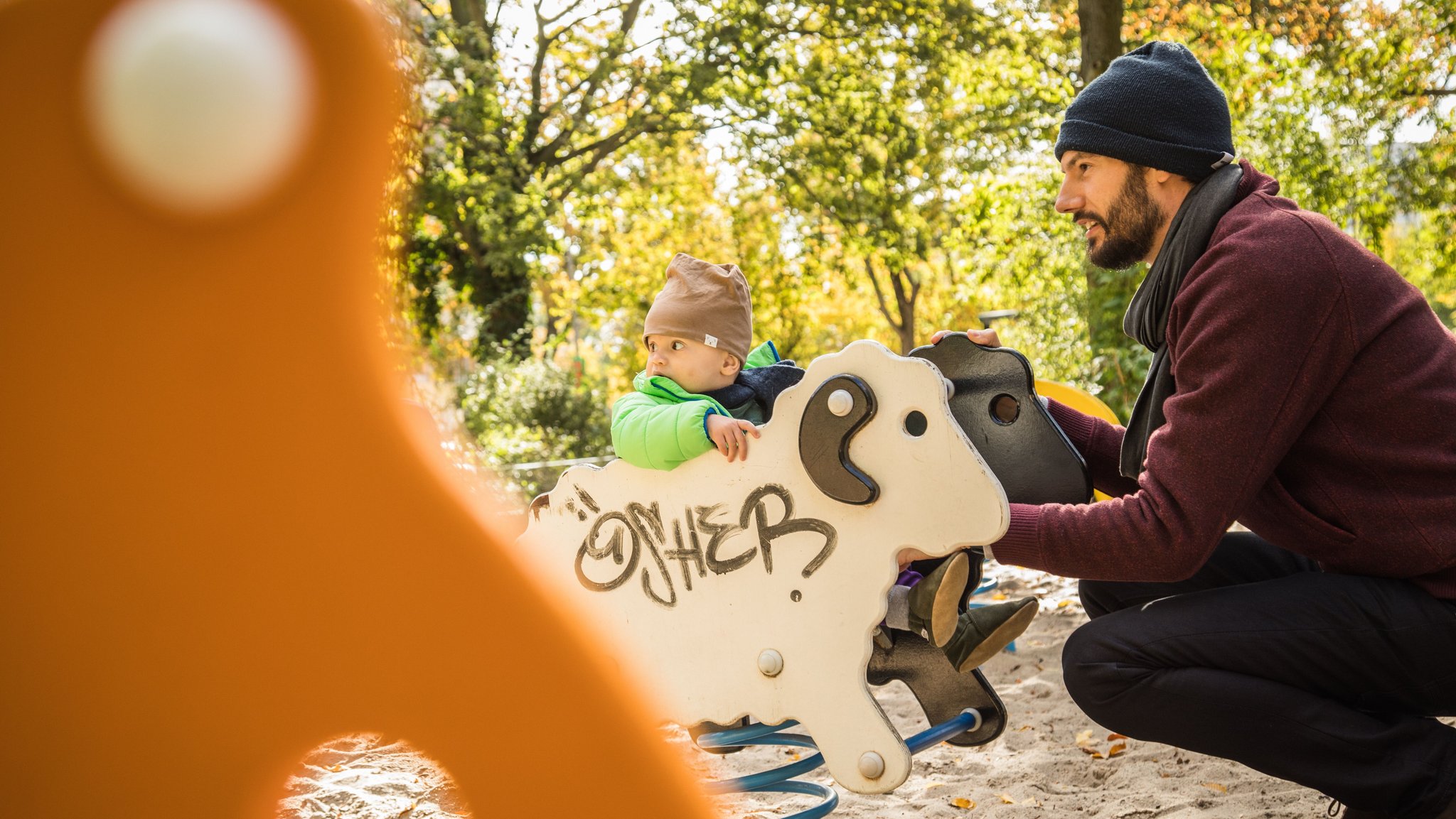 (Symbolbild) Ein Vater mit seinem Kind auf einem Spielplatz. | Bild: picture alliance / dpa-tmn | Christin Klose (Symbolbild) Ein Vater mit seinem Kind auf einem Spielplatz.