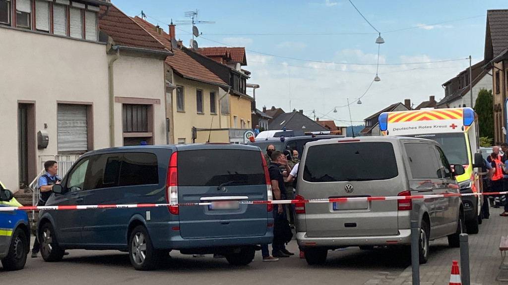 Einsatzfahrzeuge stehen nahe des Einsatzortes an der Wilhelmstraße in Saarbrücken-Klarenthal. Dort hatte ein 67-Jähriger nach Polizeiangaben einen Polizisten mit einer Schusswaffe verletzt.