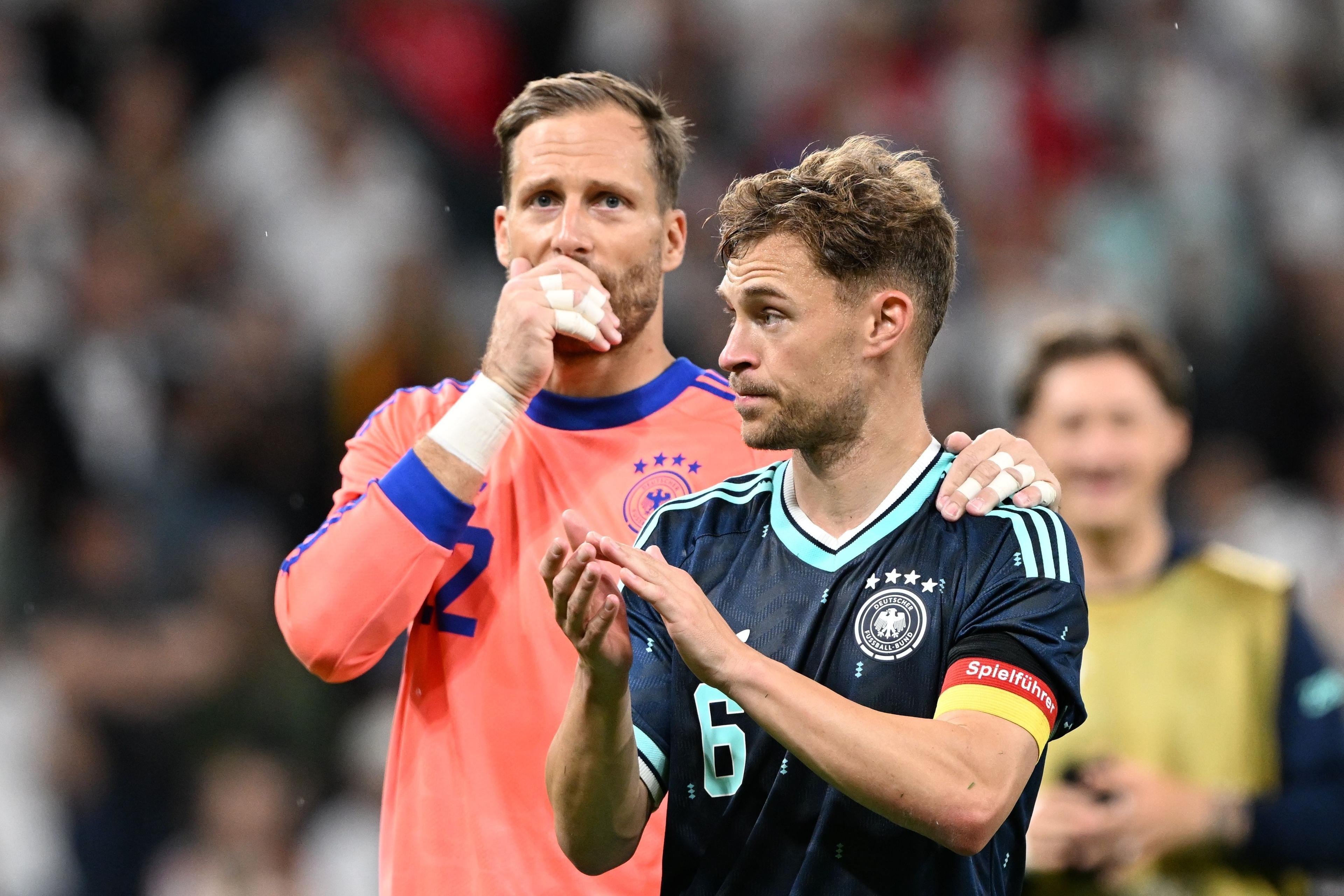 31.05.2026, Rheinland-Pfalz, Mainz: Fußball, Männer: WM-Vorbereitung, Länderspiel vor der WM-Endrunde, Mewa Arena, Joshua Kimmich (r, Deutschland) und Torhüter Oliver Baumann (Deutschland) nach dem Spiel. Foto: Federico Gambarini/dpa - WICHTIGER HINWEIS: Gemäß den Vorgaben der DFL Deutsche Fußball Liga bzw. des DFB Deutscher Fußball-Bund ist es untersagt, in dem Stadion und/oder vom Spiel angefertigte Fotoaufnahmen in Form von Sequenzbildern und/oder videoähnlichen Fotostrecken zu verwerten bzw. verwerten zu lassen. +++ dpa-Bildfunk +++