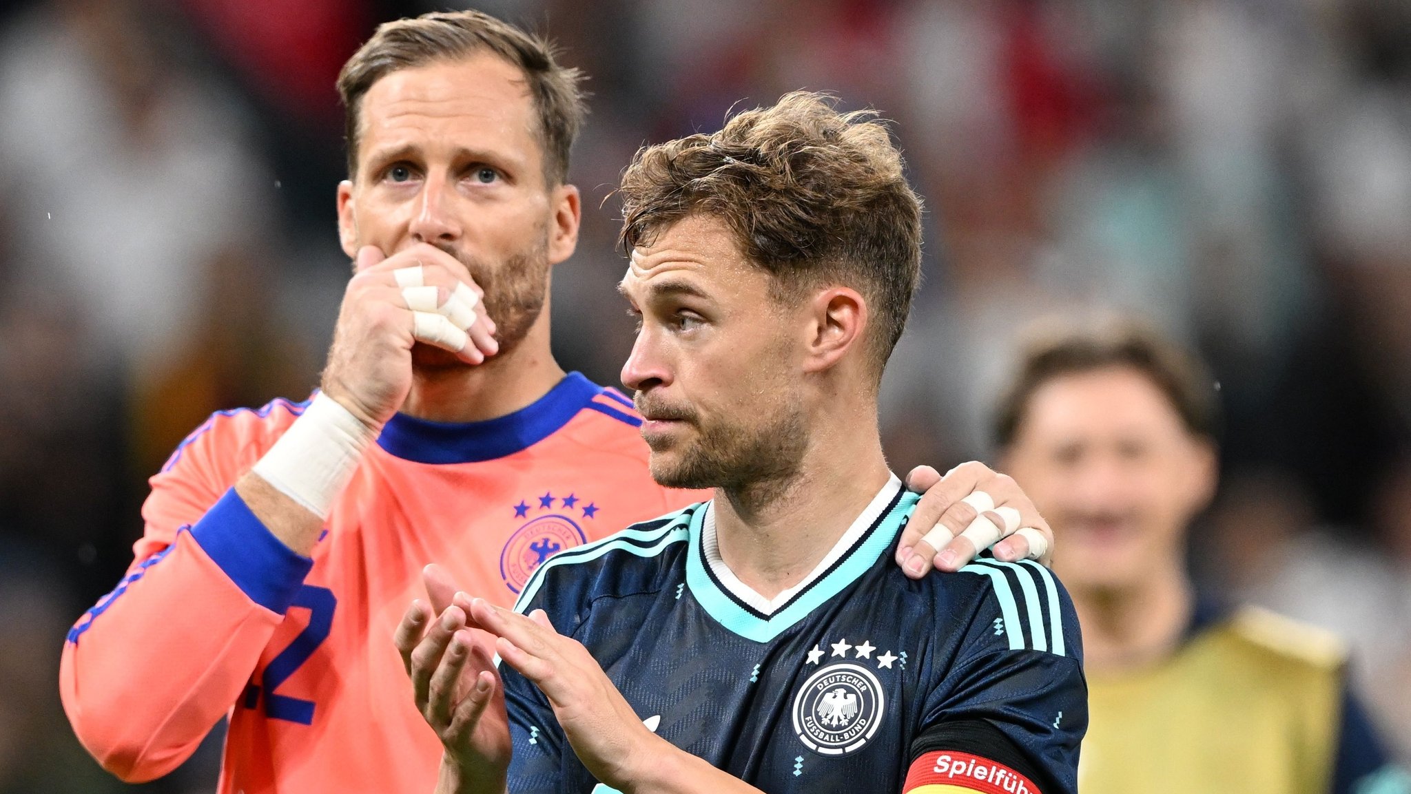 31.05.2026, Rheinland-Pfalz, Mainz: Fußball, Männer: WM-Vorbereitung, Länderspiel vor der WM-Endrunde, Mewa Arena, Joshua Kimmich (r, Deutschland) und Torhüter Oliver Baumann (Deutschland) nach dem Spiel. Foto: Federico Gambarini/dpa - WICHTIGER HINWEIS: Gemäß den Vorgaben der DFL Deutsche Fußball Liga bzw. des DFB Deutscher Fußball-Bund ist es untersagt, in dem Stadion und/oder vom Spiel angefertigte Fotoaufnahmen in Form von Sequenzbildern und/oder videoähnlichen Fotostrecken zu verwerten bzw. verwerten zu lassen. +++ dpa-Bildfunk +++ | Bild: dpa-Bildfunk/Federico Gambarini 31.05.2026, Rheinland-Pfalz, Mainz: Fußball, Männer: WM-Vorbereitung, Länderspiel vor der WM-Endrunde, Mewa Arena, Joshua Kimmich (r, Deutschland) und Torhüter Oliver Baumann (Deutschland) nach dem Spiel. Foto: Federico Gambarini/dpa - WICHTIGER HINWEIS: Gemäß den Vorgaben der DFL Deutsche Fußball Liga bzw. des DFB Deutscher Fußball-Bund ist es untersagt, in dem Stadion und/oder vom Spiel angefertigte Fotoaufnahmen in Form von Sequenzbildern und/oder videoähnlichen Fotostrecken zu verwerten bzw. verwerten zu lassen. +++ dpa-Bildfunk +++
