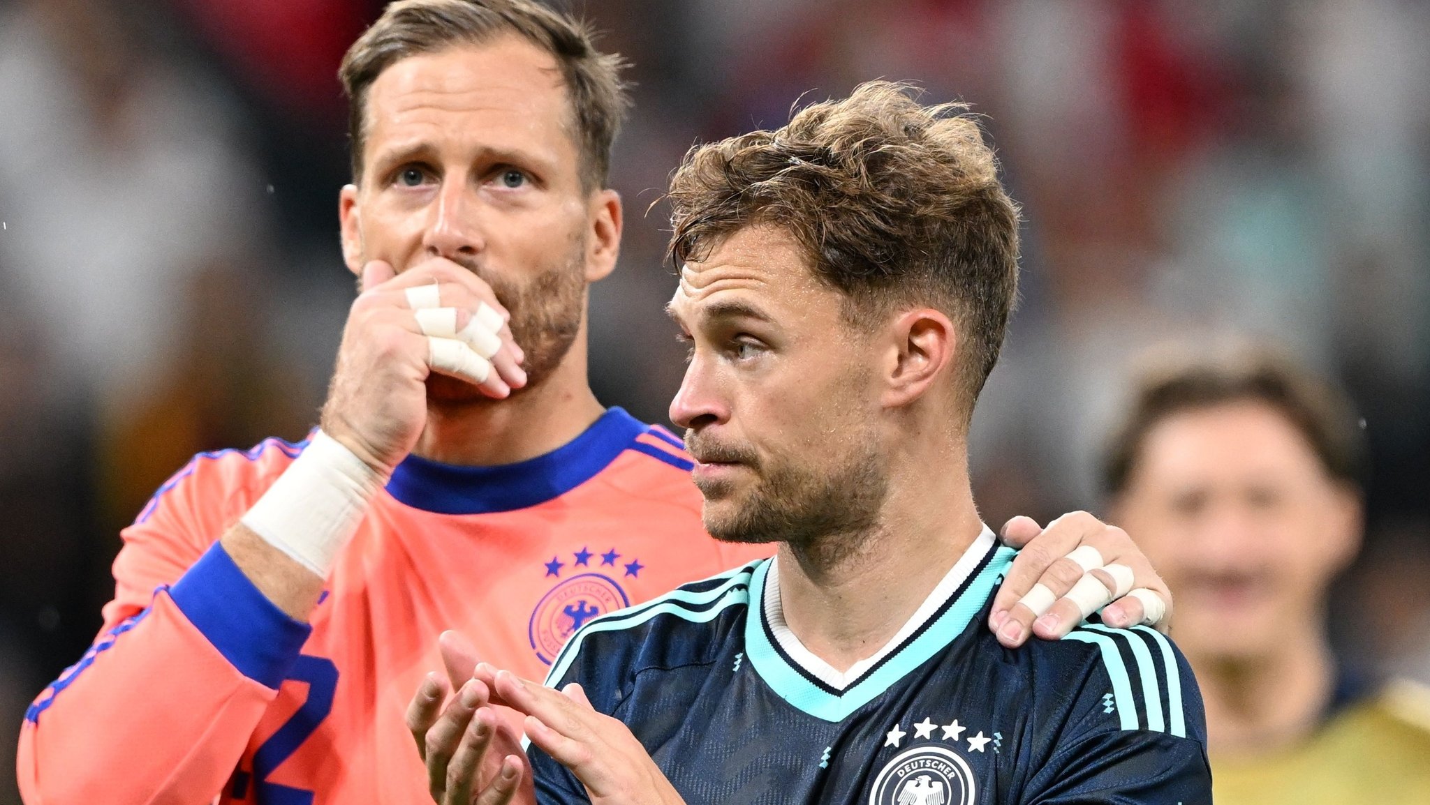 31.05.2026, Rheinland-Pfalz, Mainz: Fußball, Männer: WM-Vorbereitung, Länderspiel vor der WM-Endrunde, Mewa Arena, Joshua Kimmich (r, Deutschland) und Torhüter Oliver Baumann (Deutschland) nach dem Spiel. Foto: Federico Gambarini/dpa - WICHTIGER HINWEIS: Gemäß den Vorgaben der DFL Deutsche Fußball Liga bzw. des DFB Deutscher Fußball-Bund ist es untersagt, in dem Stadion und/oder vom Spiel angefertigte Fotoaufnahmen in Form von Sequenzbildern und/oder videoähnlichen Fotostrecken zu verwerten bzw. verwerten zu lassen. +++ dpa-Bildfunk +++ | Bild: dpa-Bildfunk/Federico Gambarini 31.05.2026, Rheinland-Pfalz, Mainz: Fußball, Männer: WM-Vorbereitung, Länderspiel vor der WM-Endrunde, Mewa Arena, Joshua Kimmich (r, Deutschland) und Torhüter Oliver Baumann (Deutschland) nach dem Spiel. Foto: Federico Gambarini/dpa - WICHTIGER HINWEIS: Gemäß den Vorgaben der DFL Deutsche Fußball Liga bzw. des DFB Deutscher Fußball-Bund ist es untersagt, in dem Stadion und/oder vom Spiel angefertigte Fotoaufnahmen in Form von Sequenzbildern und/oder videoähnlichen Fotostrecken zu verwerten bzw. verwerten zu lassen. +++ dpa-Bildfunk +++