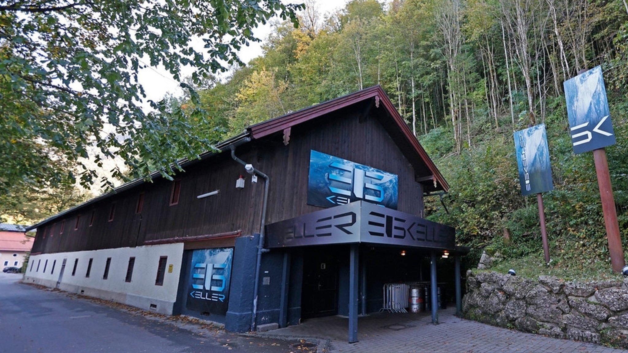 Zu sehen ist ein Gebäude, ein Musikclub, in Aschau, in dem das Todesopfer gefeiert hat