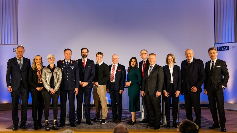 Expertenrunde zu Völkerrecht, Wehrpflicht und Weltraumsicherheit | Bild: BR Bild, Eva Hutchison-Bird Expertenrunde zu Völkerrecht, Wehrpflicht und Weltraumsicherheit