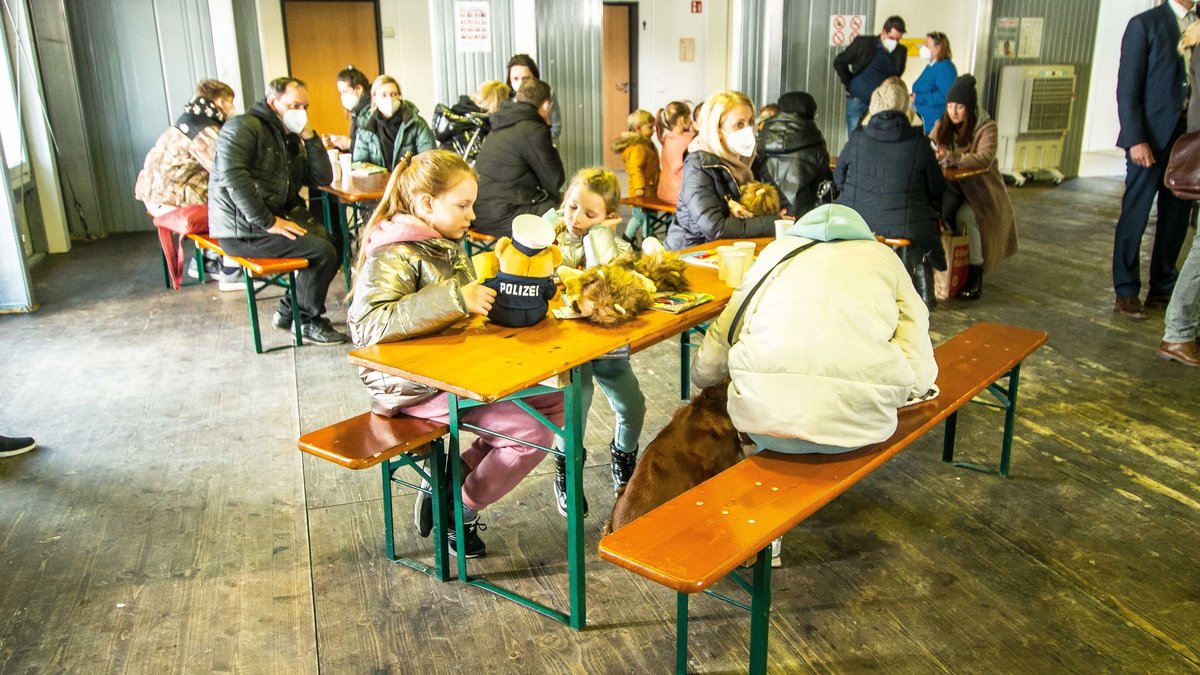 08.03.22: Kriegsflüchtlinge aus der Ukraine warten nach ihrer Ankunft in der Landeshauptstadt München.