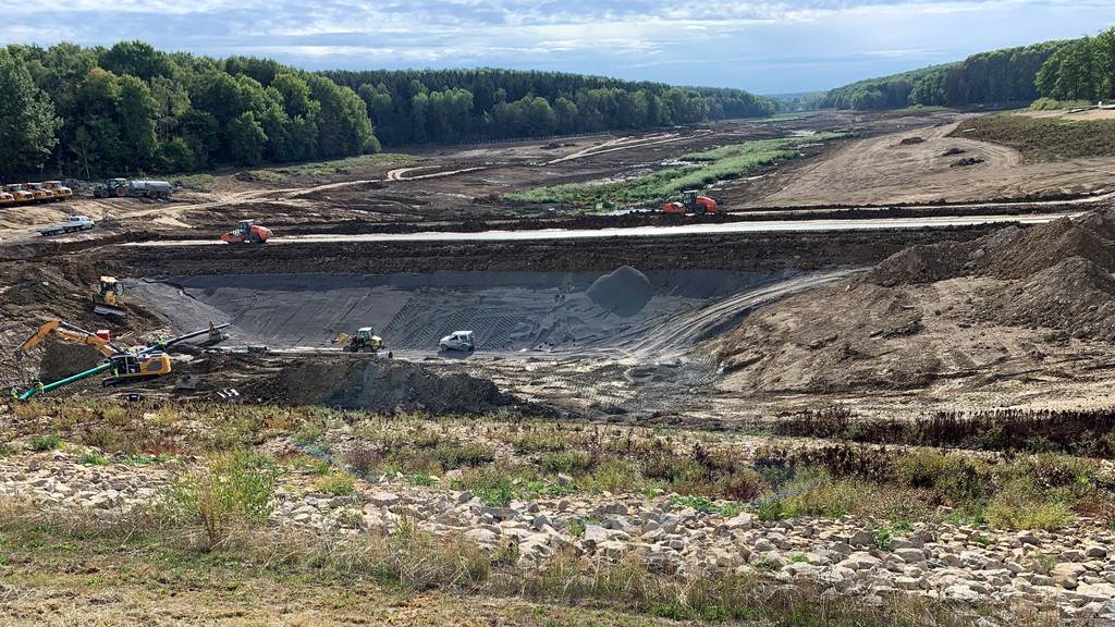 Bauarbeiten im trockengelegten Ellertshäuser See