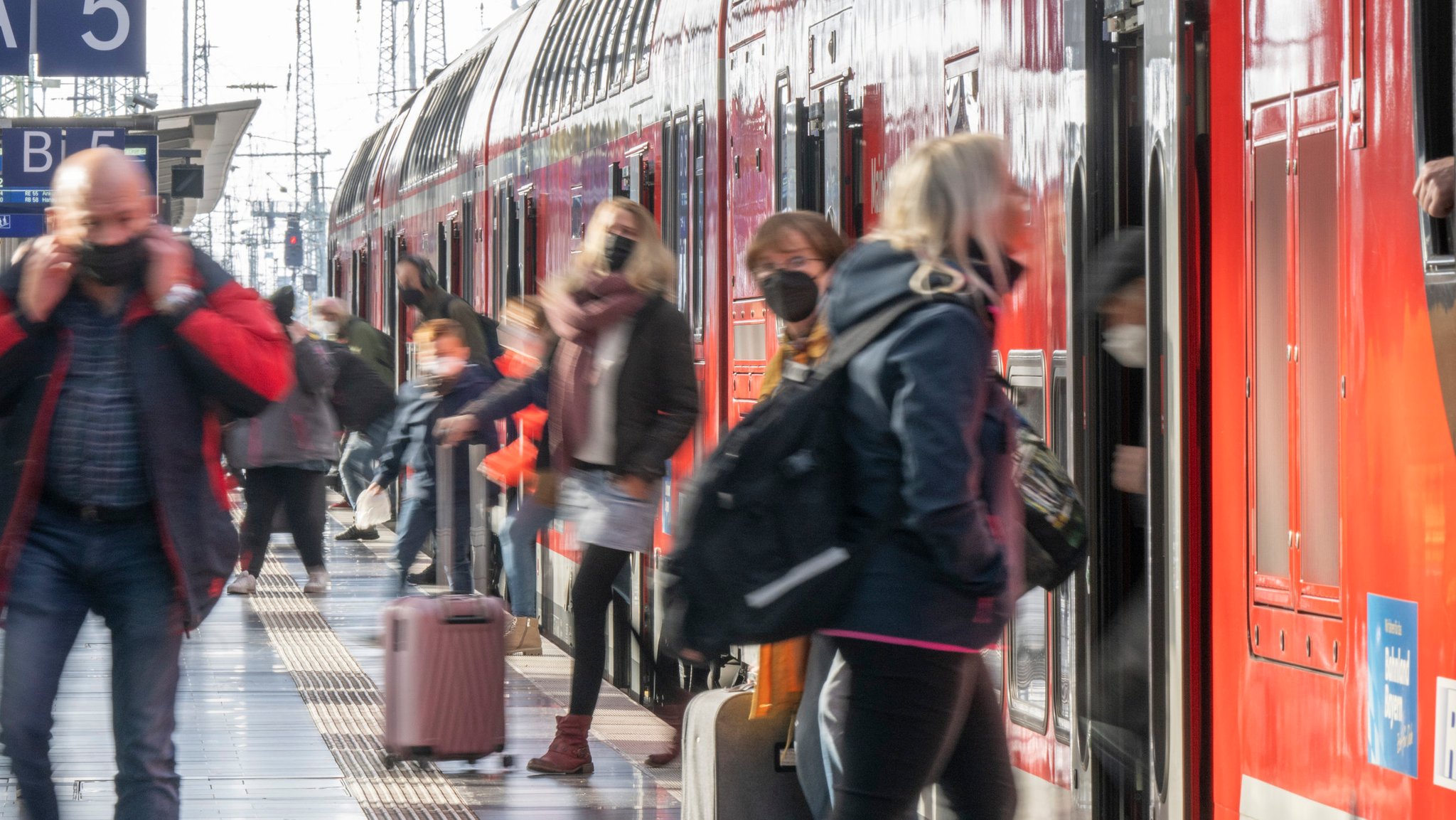 Fahrgäste steigen in eine Regionalbahn