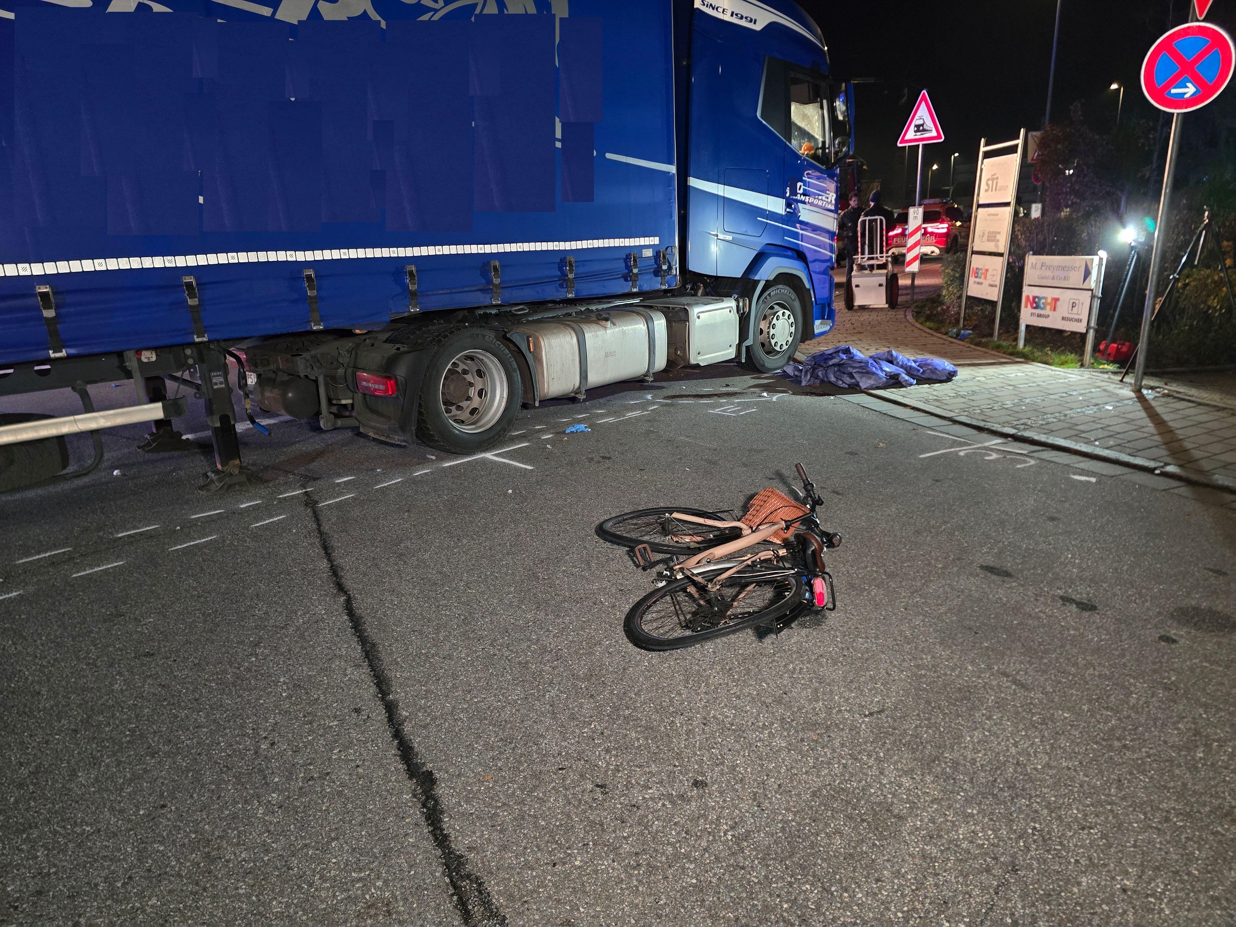 Das Rad der tödlich verunglückten Frau liegt vor dem Lastwagen, der sie erfasst hatte.