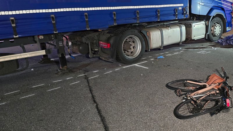 Das Rad der tödlich verunglückten Frau liegt vor dem Lastwagen, der sie erfasst hatte. | Bild: Vifogra Das Rad der tödlich verunglückten Frau liegt vor dem Lastwagen, der sie erfasst hatte.