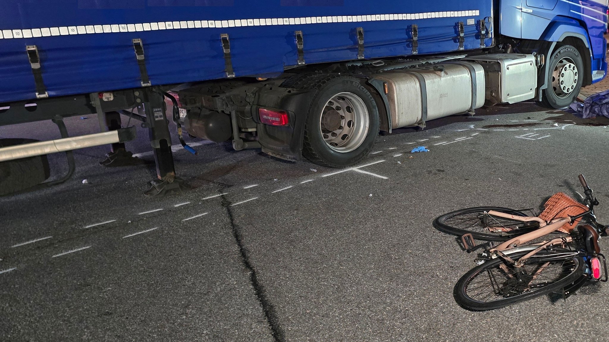 Das Rad der tödlich verunglückten Frau liegt vor dem Lastwagen, der sie erfasst hatte.