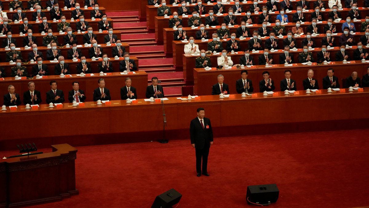 Xi Jinping, Chinas Staats- und Parteichef, steht vor klatschenden Menschen bei der Eröffnungszeremonie des 20. Kongresses der Kommunistischen Partei Chinas.