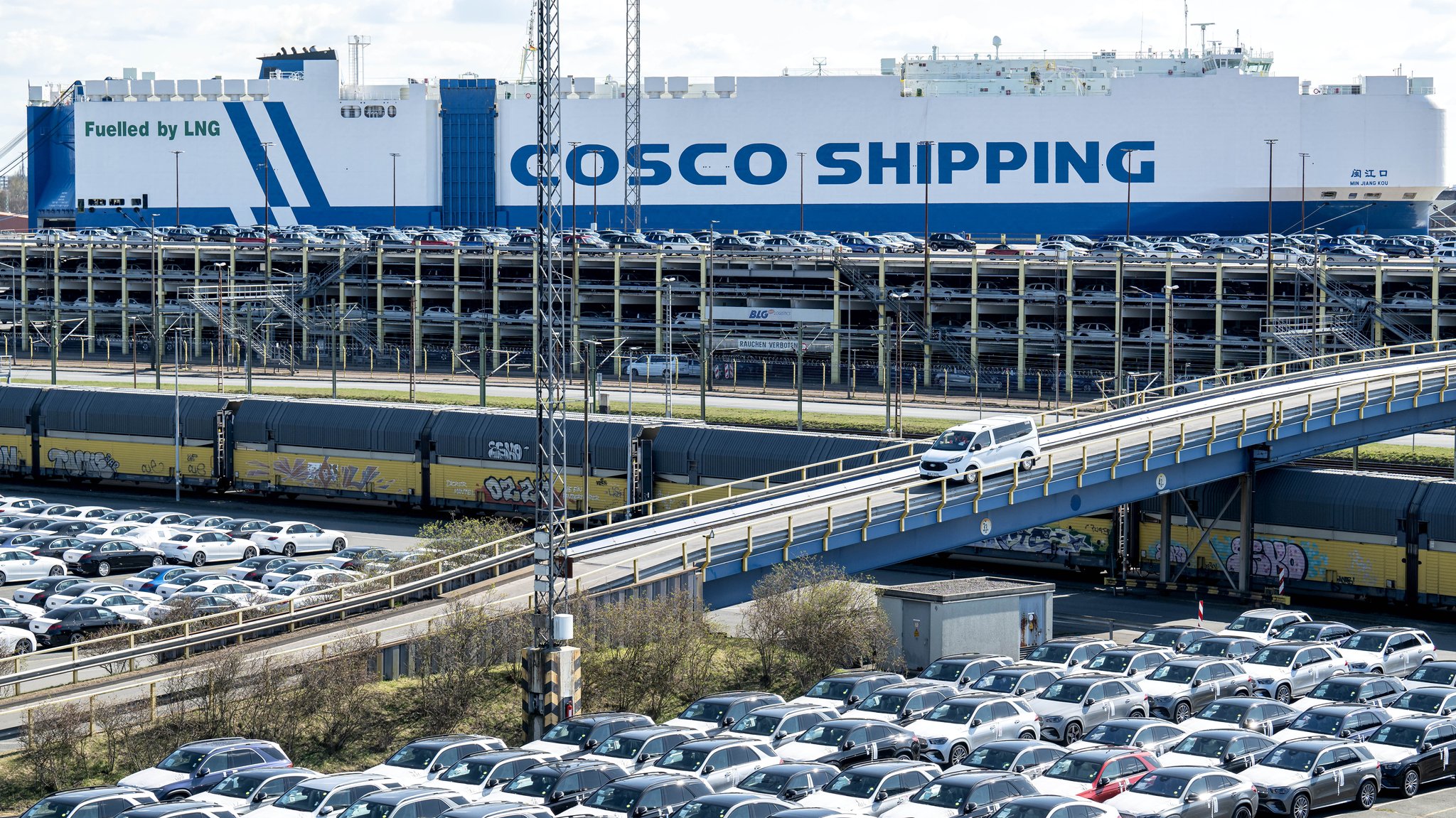 Autos für den Export auf einem Gelände in Bremerhaven | Bild: picture alliance/dpa | Sina Schuldt Autos für den Export auf einem Gelände in Bremerhaven