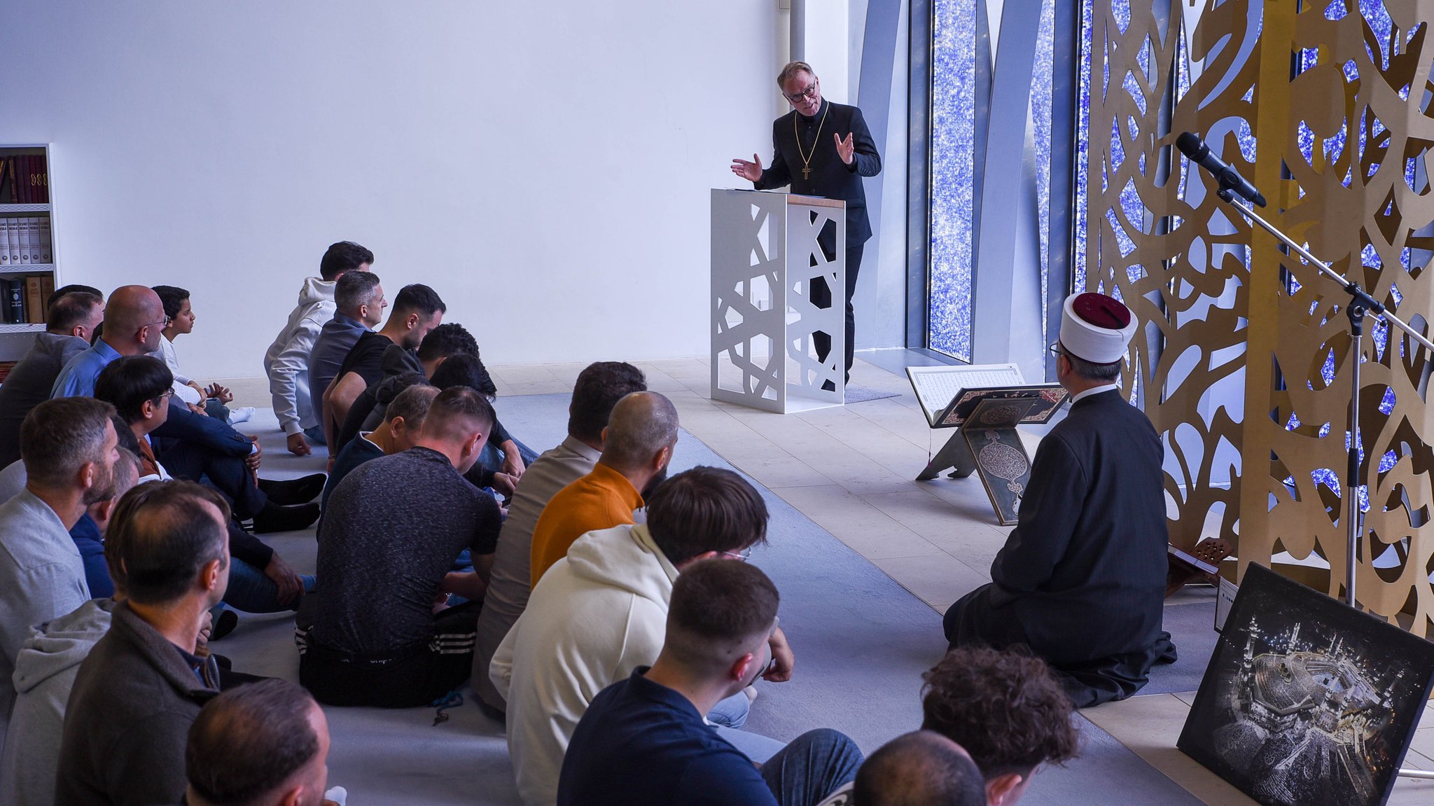 (Archivbild) Beim Tag der offenen Moschee vergangenes Jahr sprach auch der evangelische Regionalbischof Thomas Prieto Peral. | Bild: picture alliance / SZ Photo | Harry Wolfsbauer (Archivbild) Beim Tag der offenen Moschee vergangenes Jahr sprach auch der evangelische Regionalbischof Thomas Prieto Peral.
