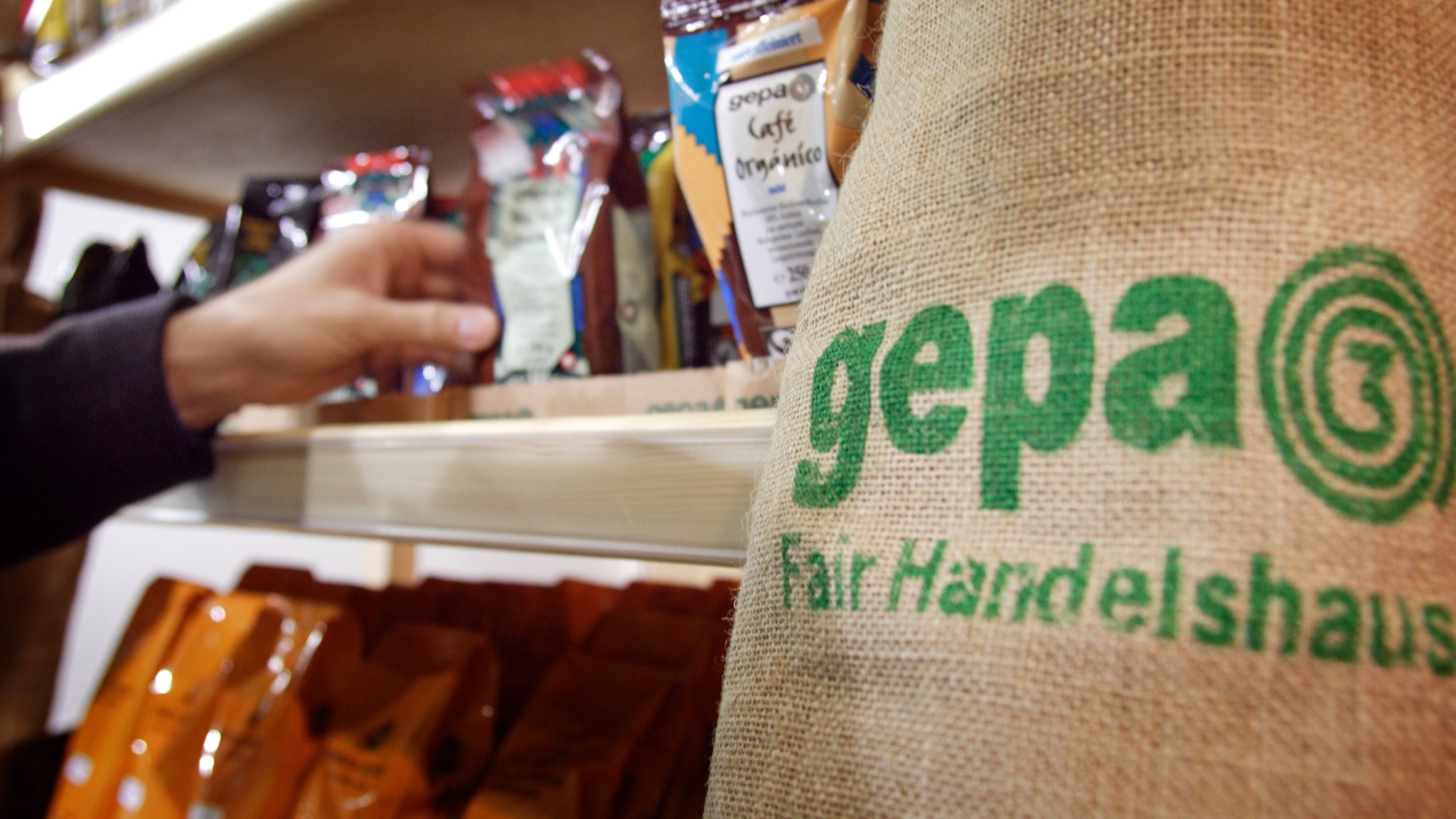 Fairhandelsorganisation Gepa: Vor 50 Jahren wurde es gegründet, um den Welthandel gerechter zu machen. | Bild: picture alliance Fairhandelsorganisation Gepa: Vor 50 Jahren wurde es gegründet, um den Welthandel gerechter zu machen.