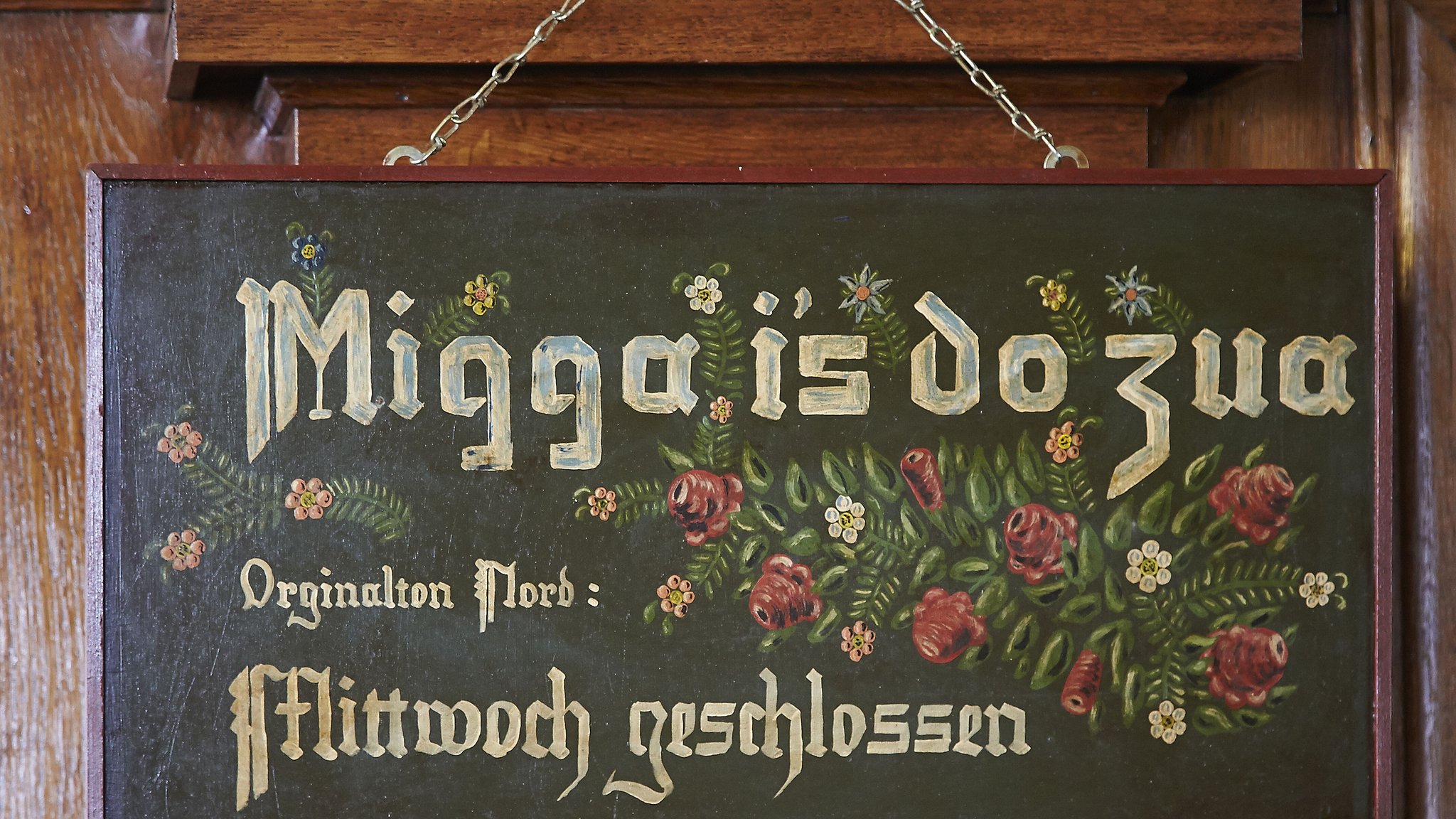 (Symbolbidl) Ein Schild, auf dem "Mittwoch geschlossen" auf Bairisch steht