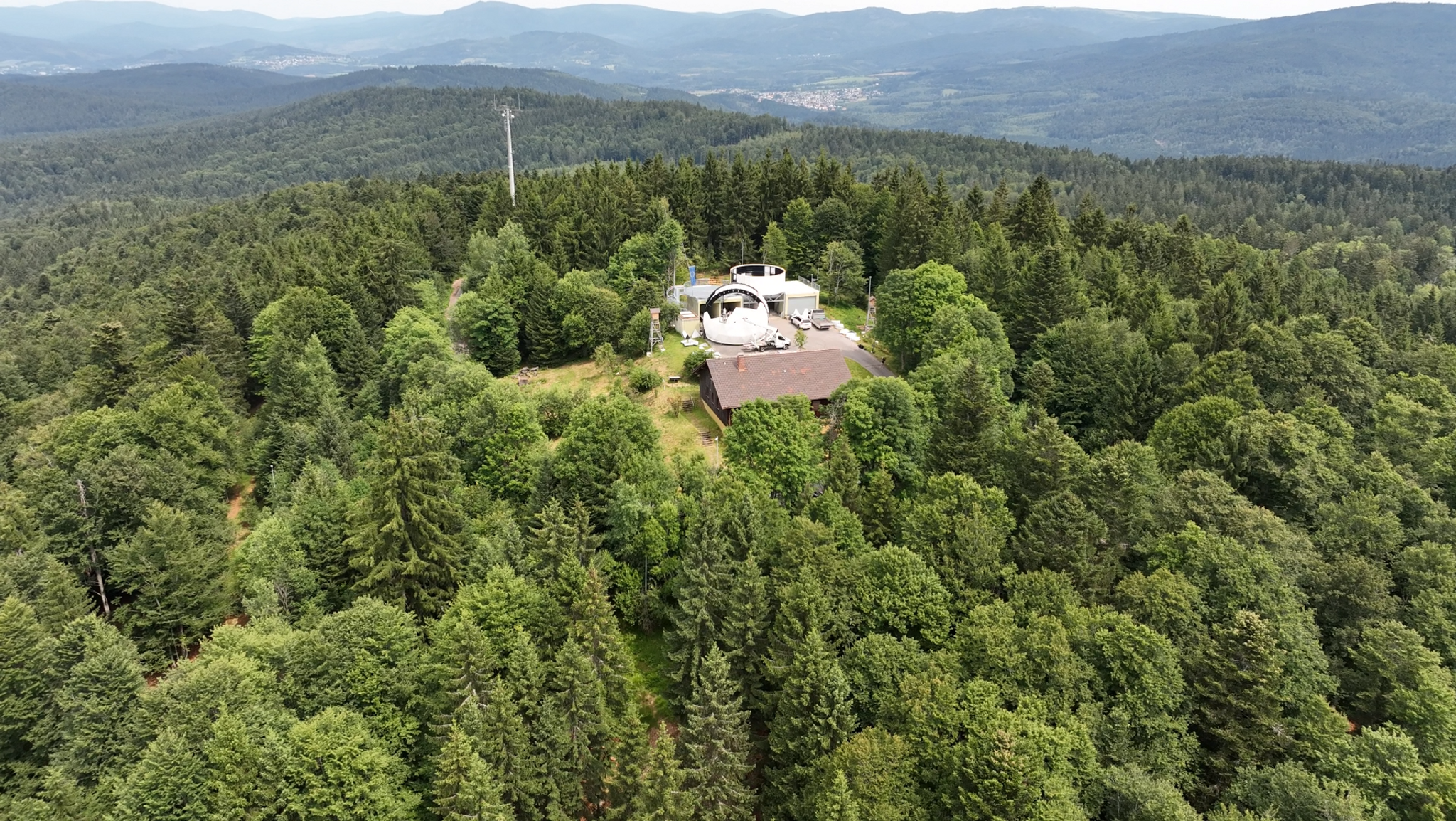 Luftaufnahme des Eschenbergs im Bayerischen Wald. | Bild: BR/Patrick Viertl Luftaufnahme des Eschenbergs im Bayerischen Wald.
