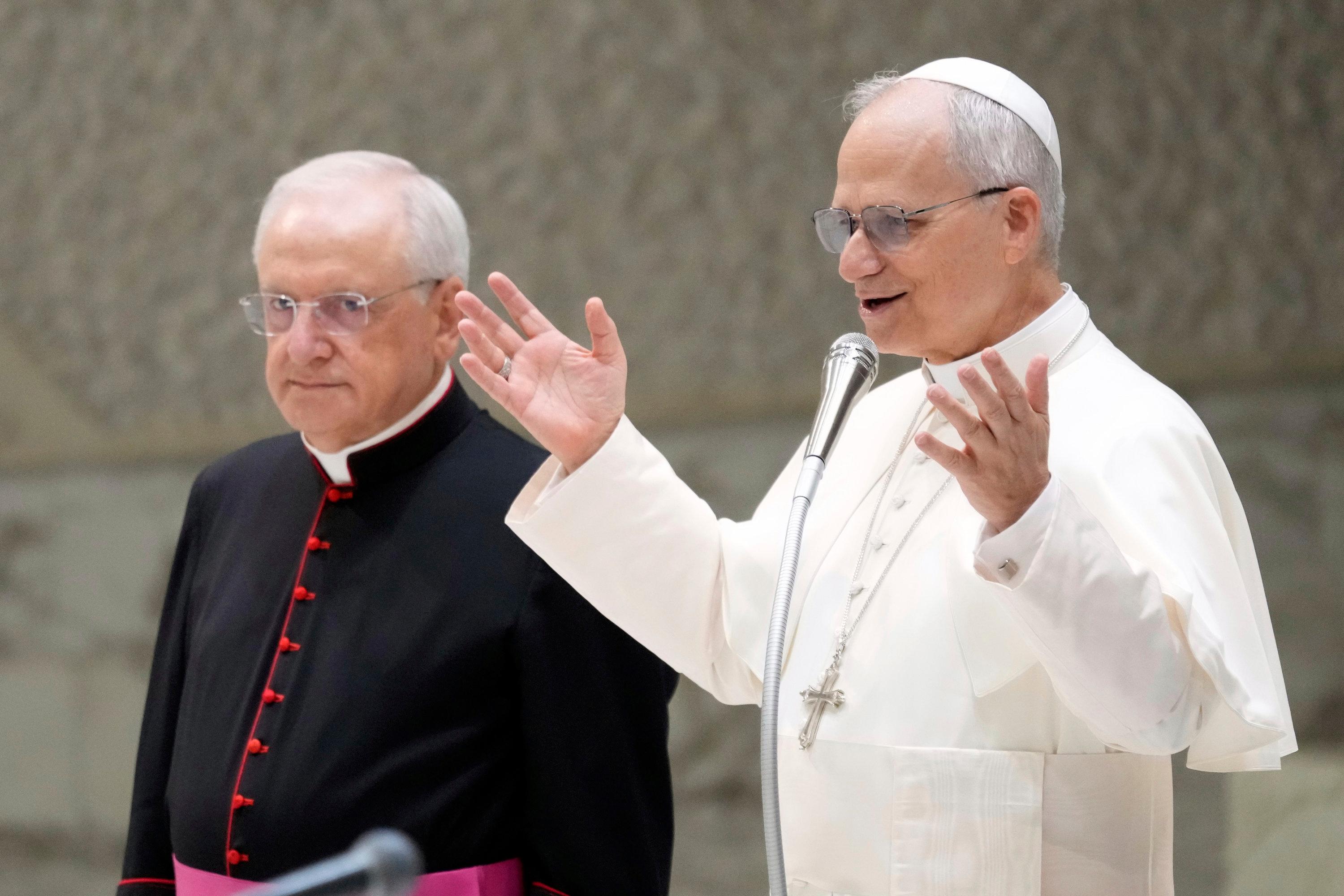 13.08.2025, Vatikan, Vatikanstadt: Papst Leo XIV. (r) begrüßt die in der Halle Paul VI. versammelten Gläubigen während seiner wöchentlichen Generalaudienz im Vatikan. Foto: Gregorio Borgia/AP/dpa +++ dpa-Bildfunk +++