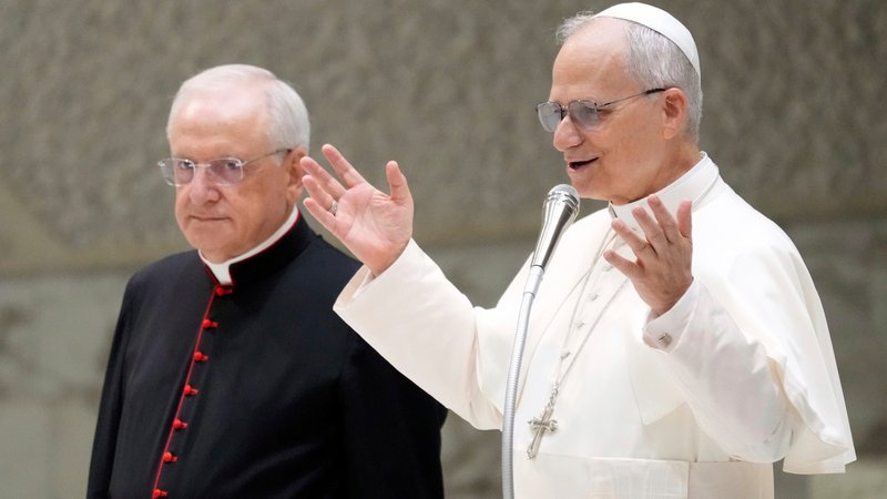 13.08.2025, Vatikan, Vatikanstadt: Papst Leo XIV. (r) begrüßt die in der Halle Paul VI. versammelten Gläubigen während seiner wöchentlichen Generalaudienz im Vatikan. Foto: Gregorio Borgia/AP/dpa +++ dpa-Bildfunk +++ | Bild: dpa-Bildfunk/Gregorio Borgia 13.08.2025, Vatikan, Vatikanstadt: Papst Leo XIV. (r) begrüßt die in der Halle Paul VI. versammelten Gläubigen während seiner wöchentlichen Generalaudienz im Vatikan. Foto: Gregorio Borgia/AP/dpa +++ dpa-Bildfunk +++