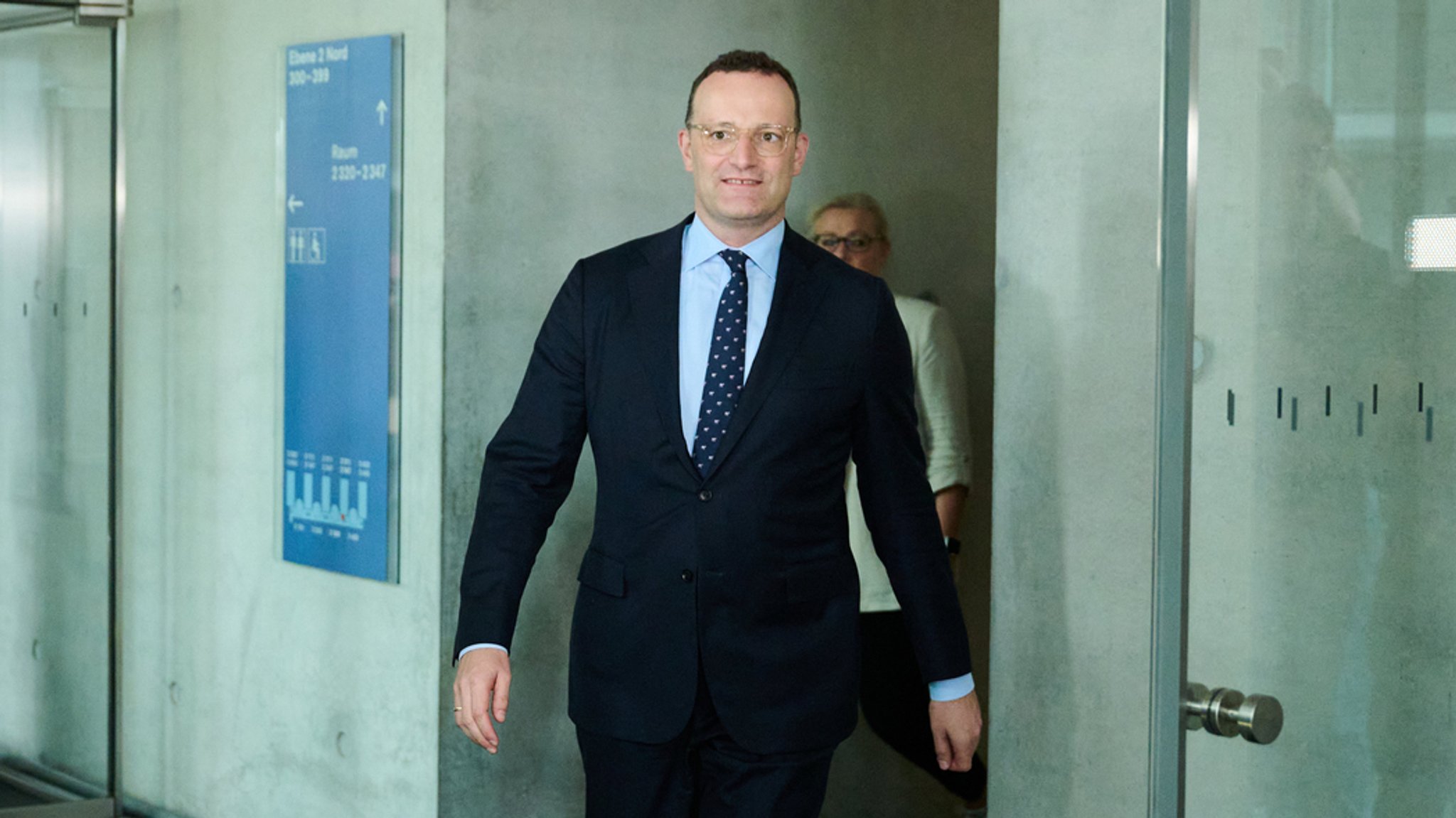 Jens Spahn kommt zum Haushaltsausschuss ins Paul-Löbe-Haus.
