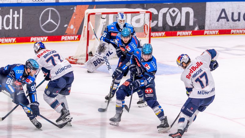 Spielszene ERC Ingolstadt - EHC München | Bild: picture-alliance/dpa Spielszene ERC Ingolstadt - EHC München