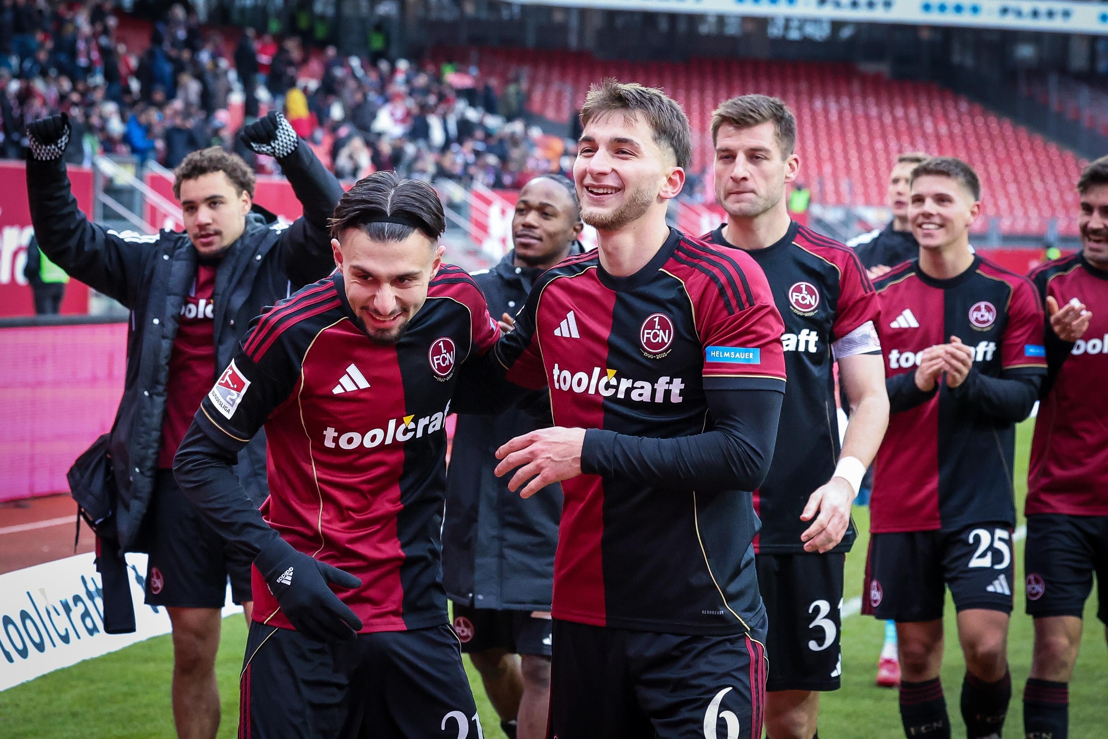 Rafael Lubach, Berkay Yilmaz, Adam Markhiyev, Mohamed Ali Zoma, Robin Knoche, Finn Becker freuen sich nach Spielschluss mit den Fans über den Heimsieg.