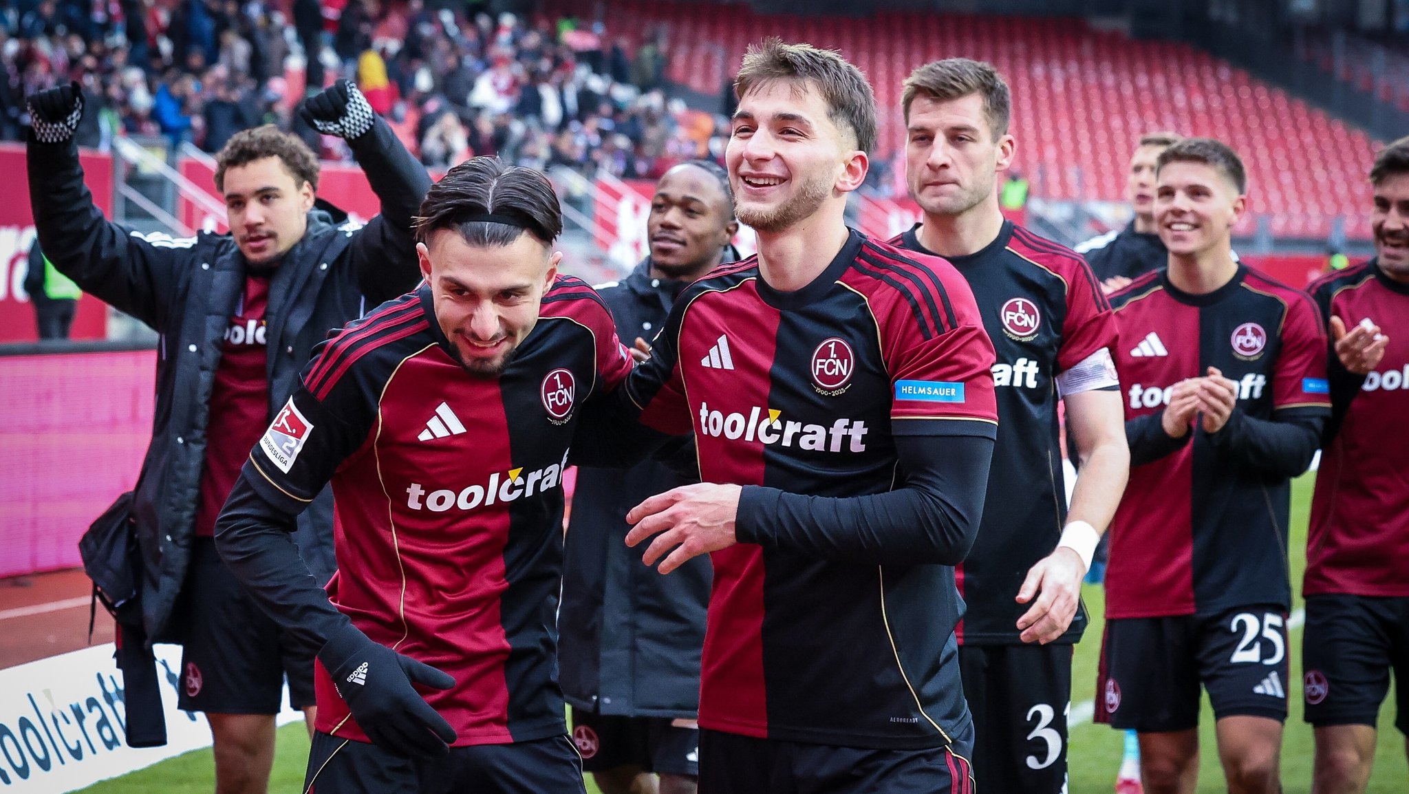 Rafael Lubach, Berkay Yilmaz, Adam Markhiyev, Mohamed Ali Zoma, Robin Knoche, Finn Becker freuen sich nach Spielschluss mit den Fans über den Heimsieg. | Bild: picture alliance / kolbert-press/Martin Agüera Rafael Lubach, Berkay Yilmaz, Adam Markhiyev, Mohamed Ali Zoma, Robin Knoche, Finn Becker freuen sich nach Spielschluss mit den Fans über den Heimsieg.