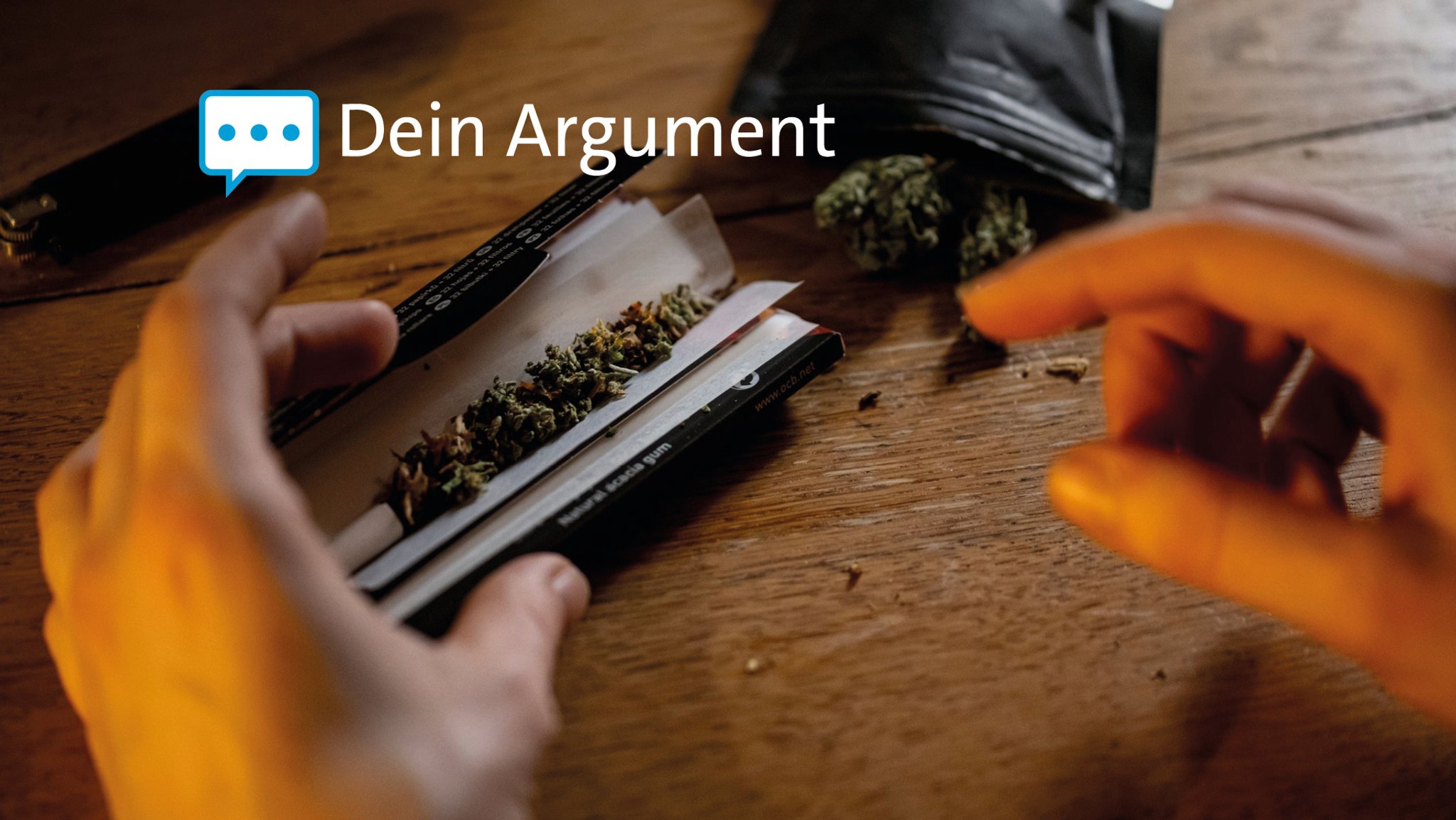 Eine Person bereitet einen Joint mit Cannabis vor.