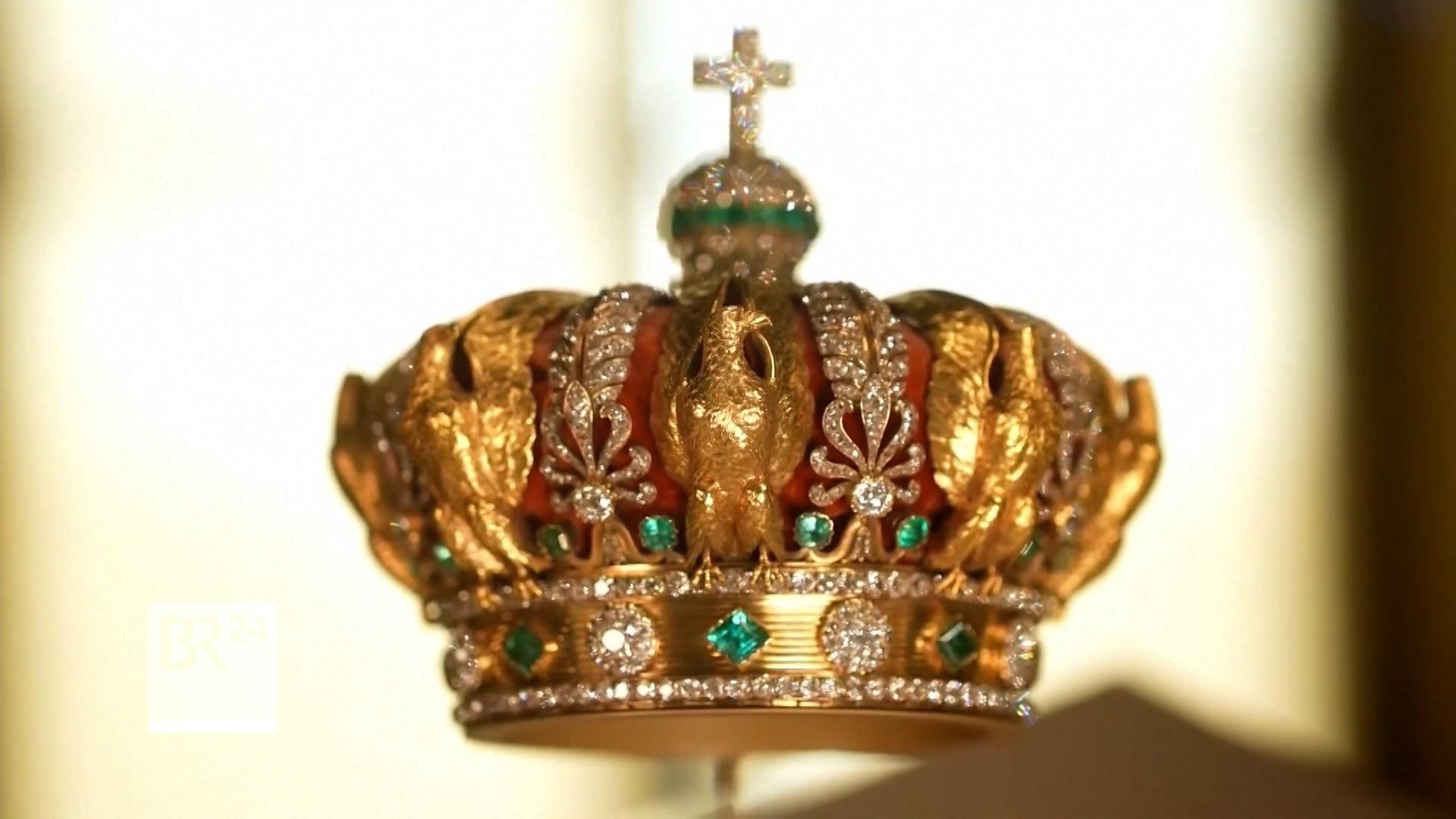 Eine mit Juwelen besetzte Krone.