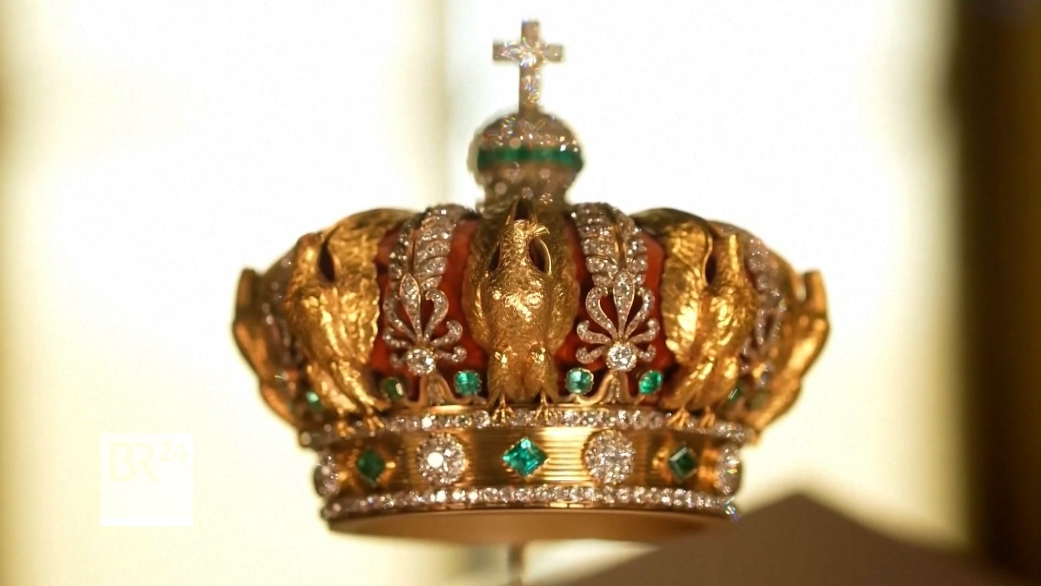 Eine mit Juwelen besetzte Krone.