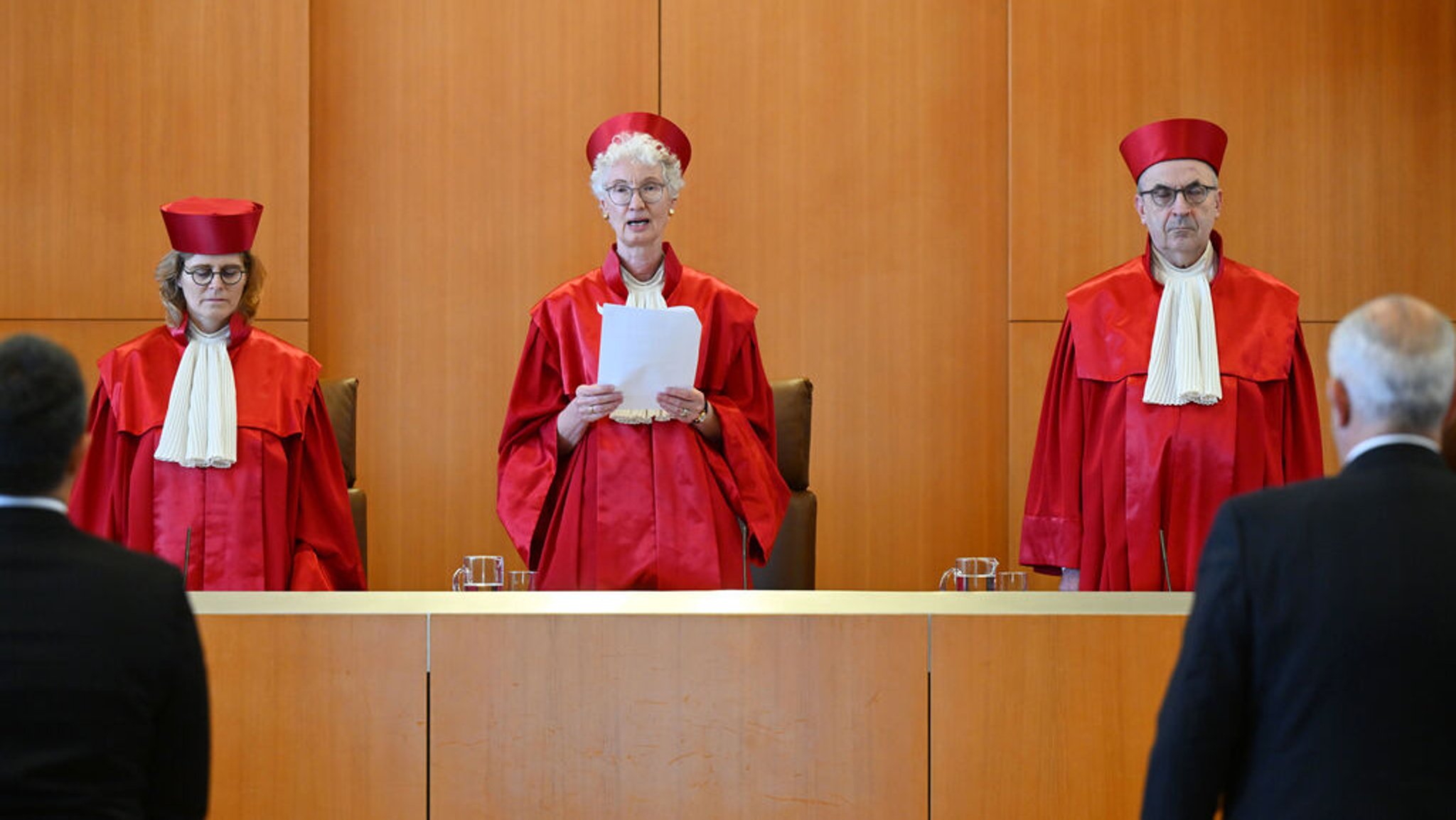 30.07.2024, Baden-Württemberg, Karlsruhe: Der Zweite Senat des Bundesverfassungsgerichts,(l-r), Astrid Wallrabenstein, Doris König (Vorsitzende), Ulrich Maidowski, verkündet das Urteil über die Wahlrechtsreform der Ampel-Koalition. Laut dem Urteil ist das Bundeswahlgesetz 2023 überwiegend verfassungsgemäß · allein die fünf Prozent -Sperrklausel ist derzeit verfassungswidrig, gilt aber mit bestimmten Maßgaben fort. Foto: Uli Deck/dpa +++ dpa-Bildfunk +++