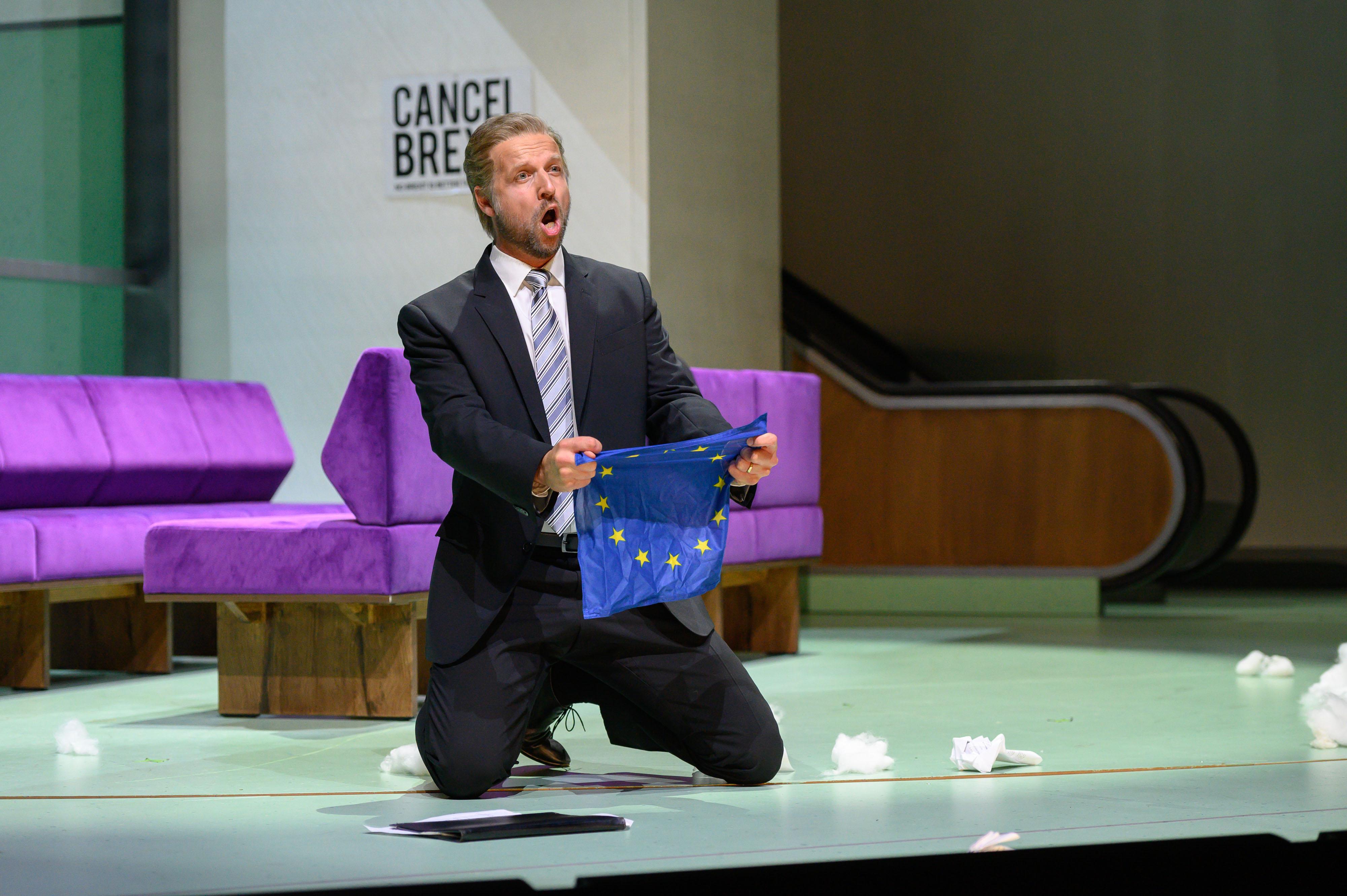 Sänger George Humphreys mit Europa-Flagge 