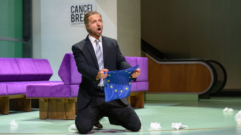 Sänger George Humphreys mit Europa-Flagge | Bild: Tobias Witzgall/Salzburger Landestheater Sänger George Humphreys mit Europa-Flagge