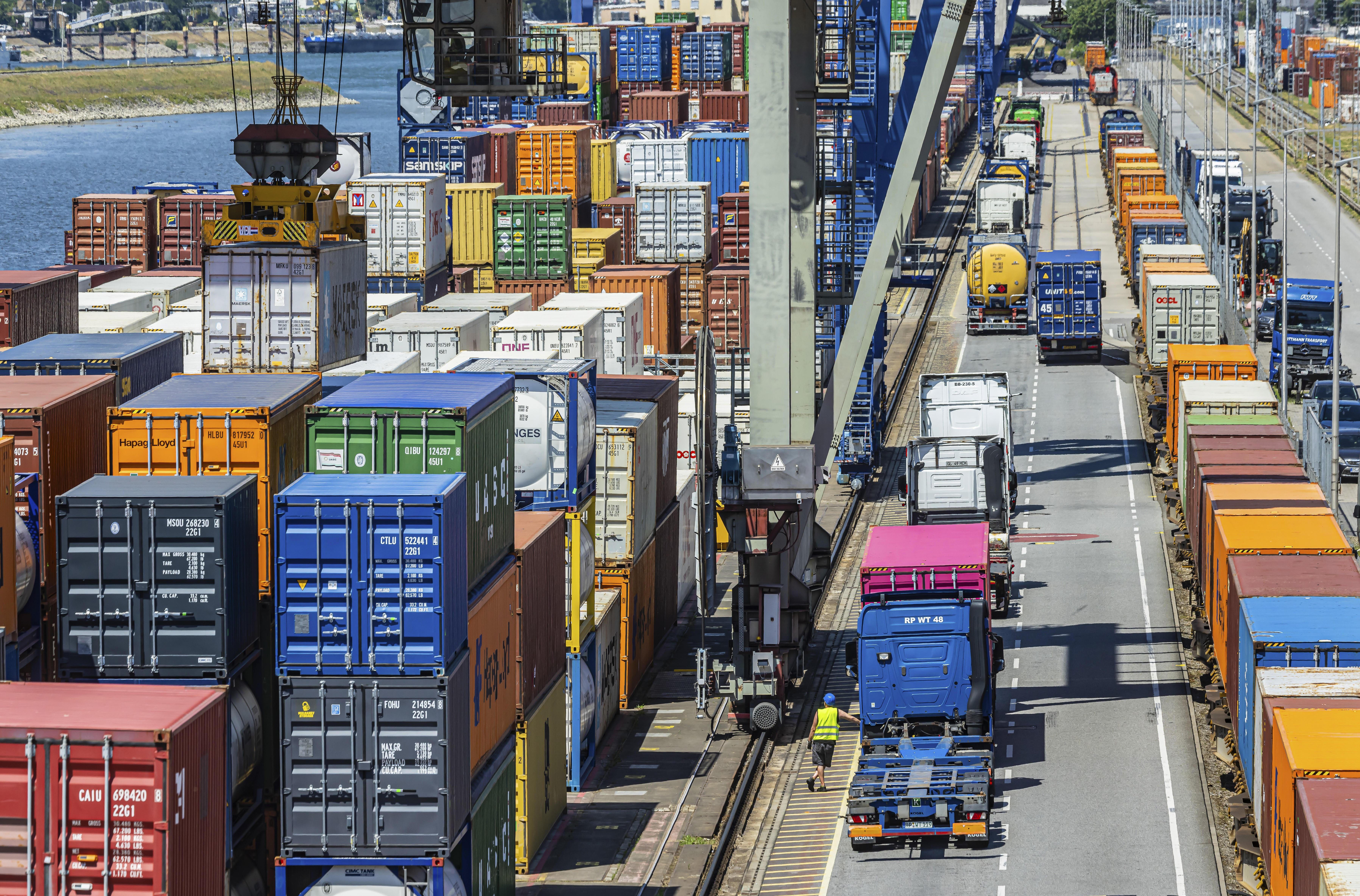 Bernreiter offen für Lockerung von Lkw-Fahrverboten