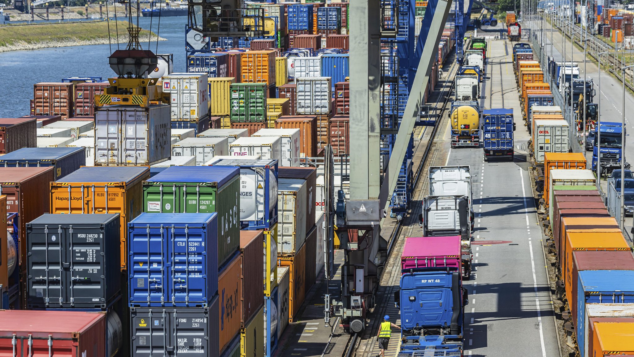 Bernreiter offen für Lockerung von Lkw-Fahrverboten