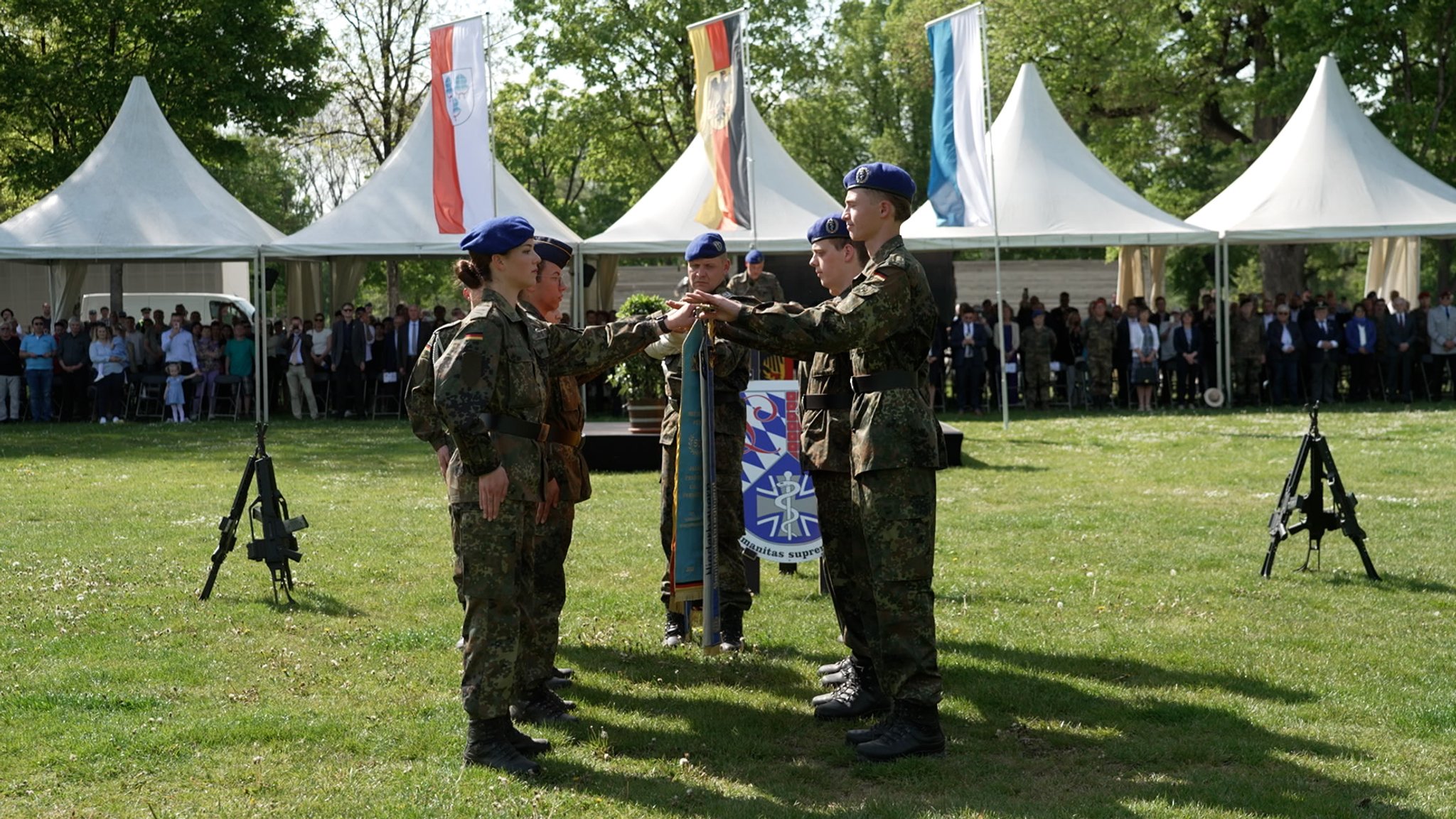 Rekruten der Bundeswehr legen ein Gelöbnis ab.