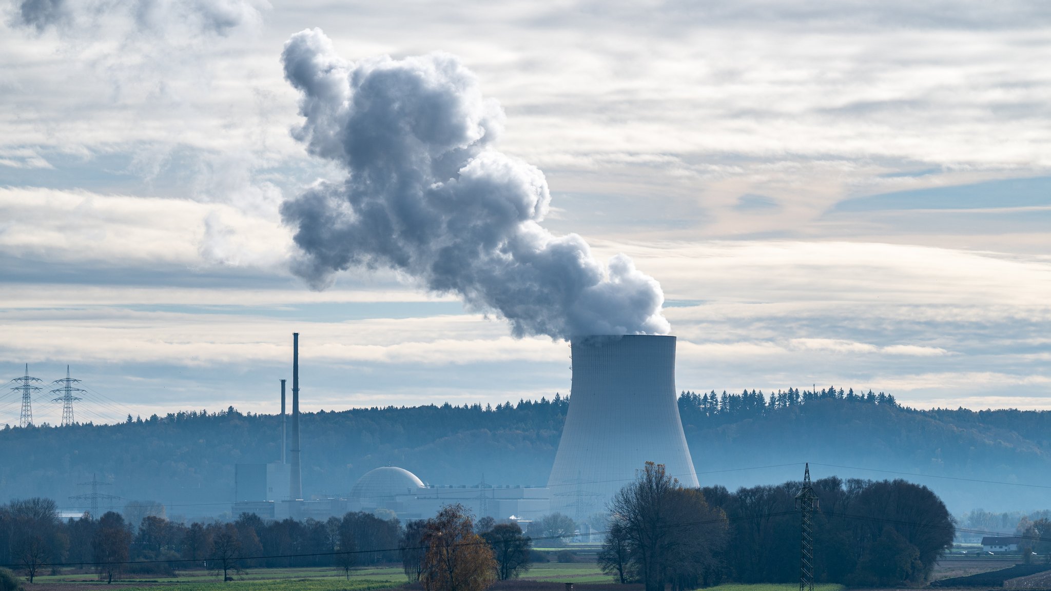 Wasserdampf steigt aus dem Kühlturm des Atomkraftwerks (AKW) Isar 2. 