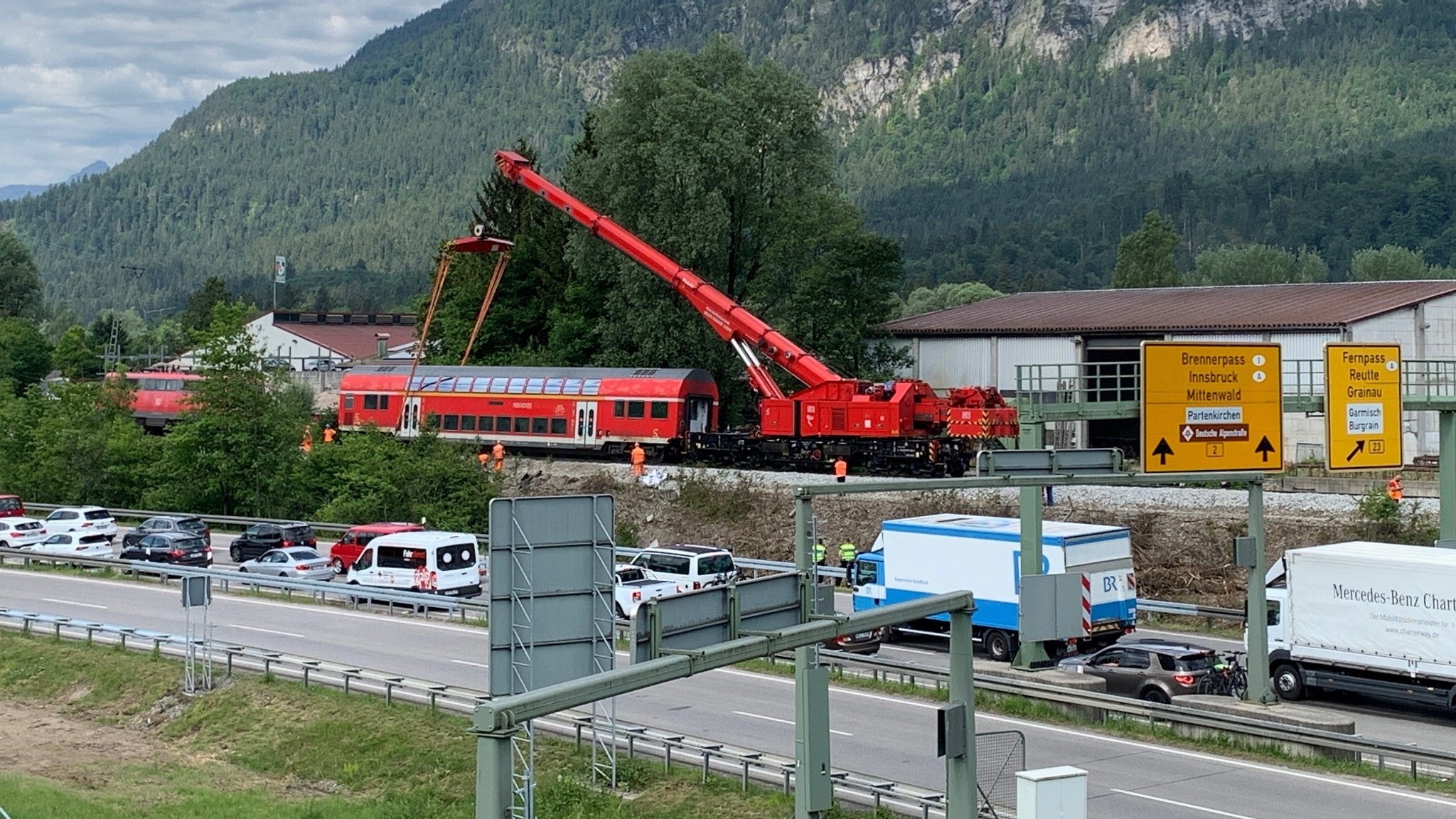 Spezialkran im Einsatz: Der Waggon bewegt sich langsam auf den Schienen.